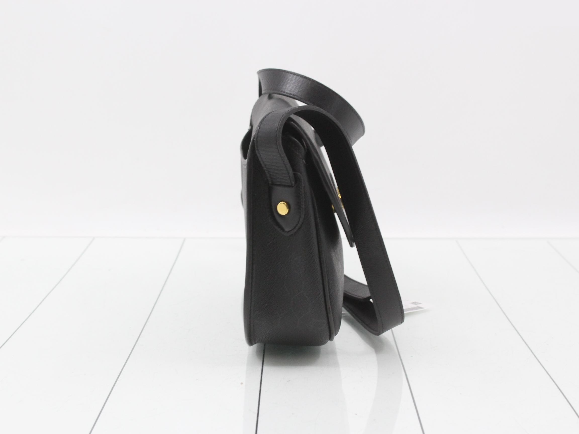 Shoulder bag with honeycomb pattern and pouch. — view 4