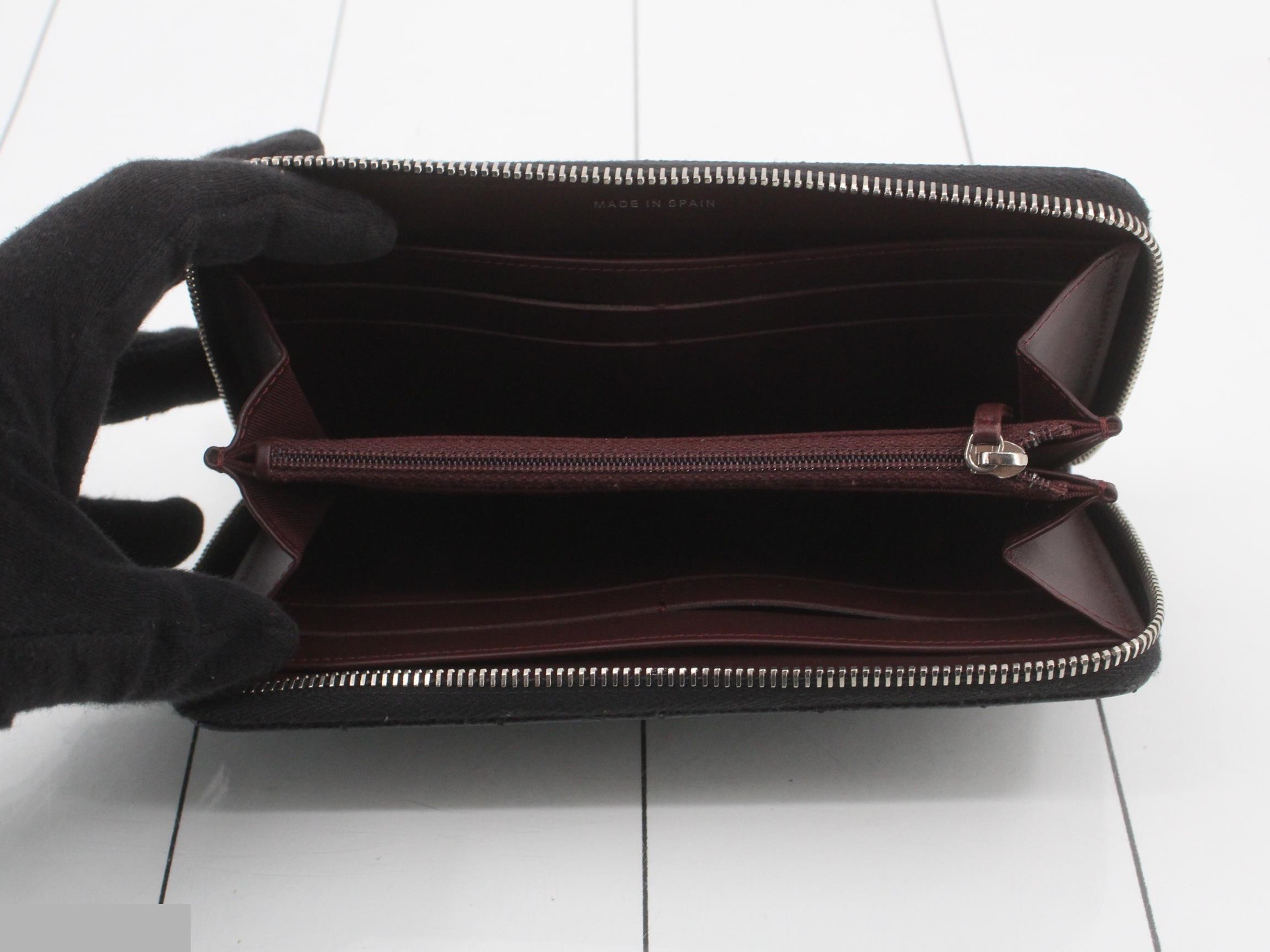 Matelassé Caviar Skin Round Zip Long Wallet AP0242 — view 4