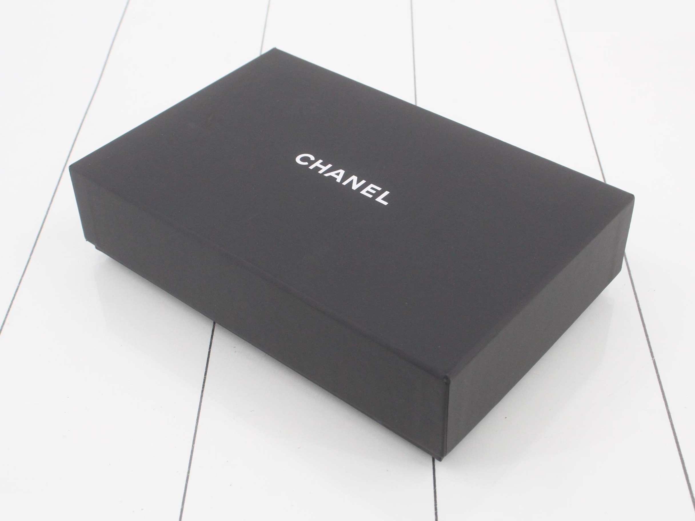 Matelassé Caviar Skin Round Zip Long Wallet AP0242 — view 5