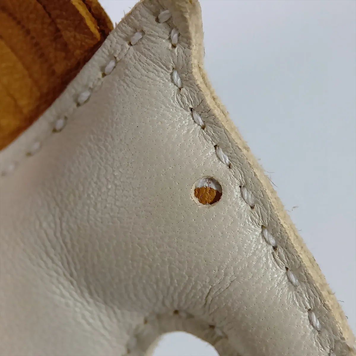Rodeo Charm PM, Year: 2020. Charm in Agneau Milo, Craie x Sesame x Carnelian. Shows signs of wear, — view 4