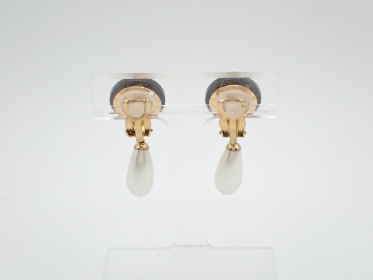 earrings, Coco Mark, pearl, 95P — view 2