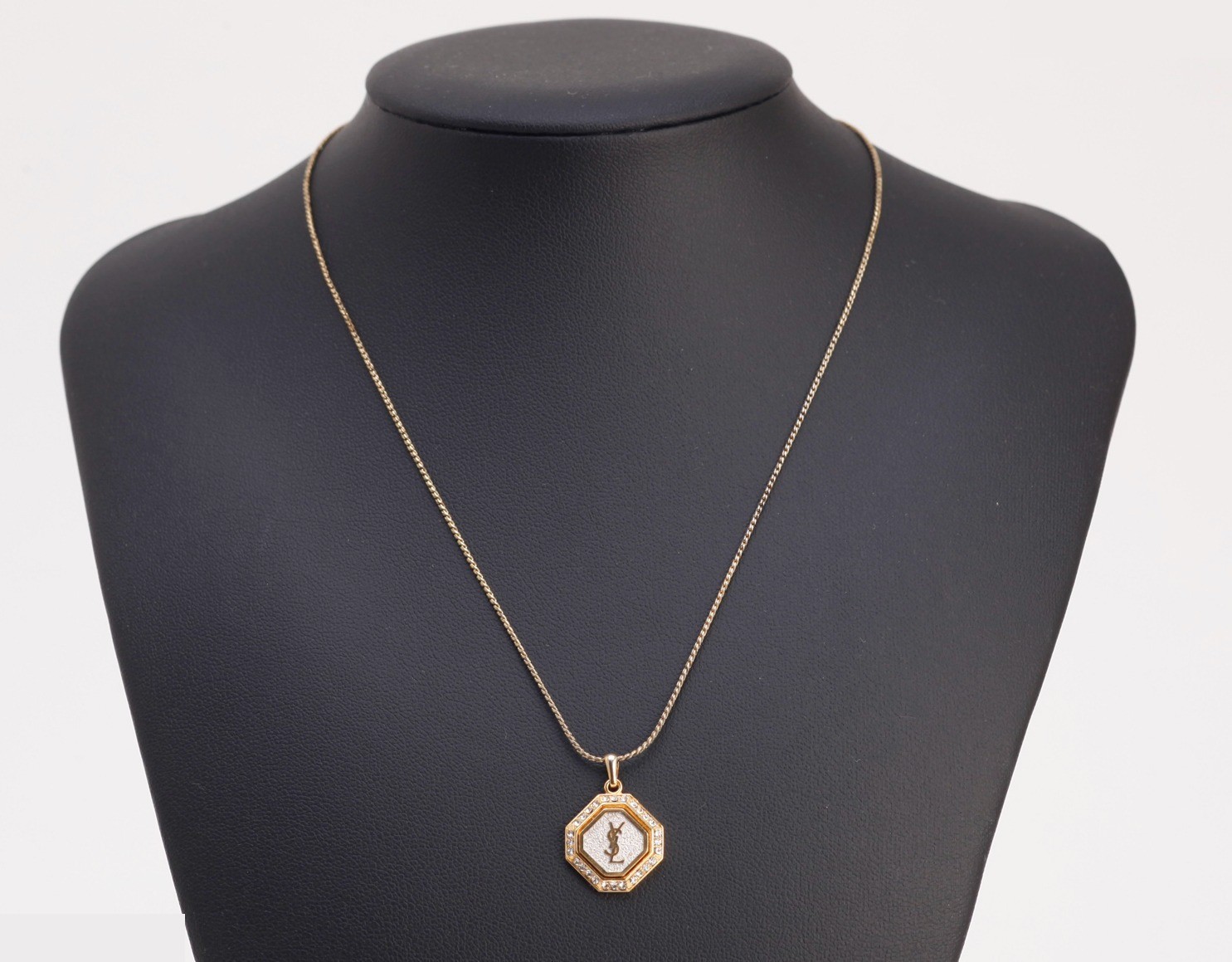 Other lines: Precious metals, necklaces, pendants, chains approximately 40cm long. — view 2
