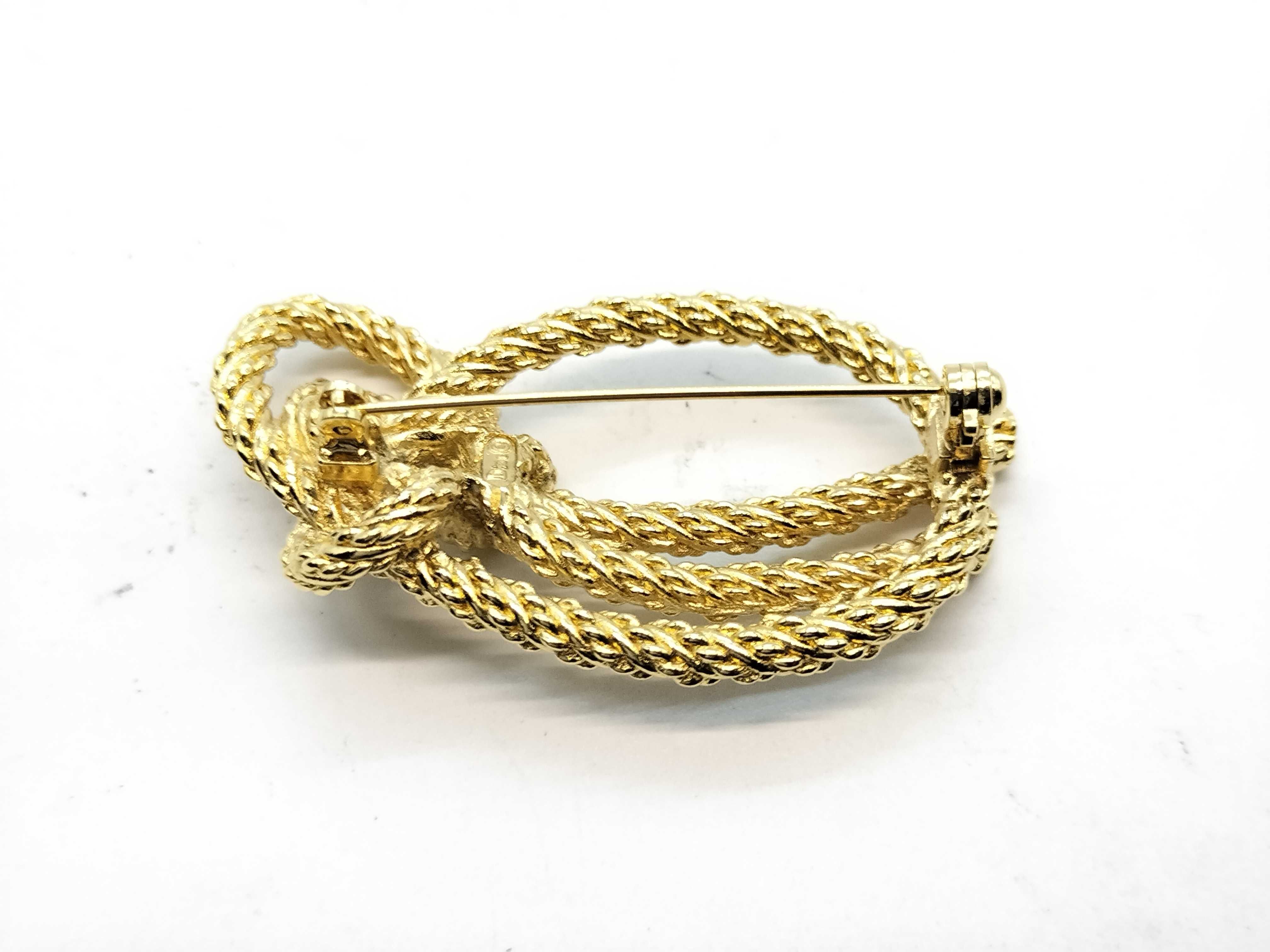 brooch — view 2