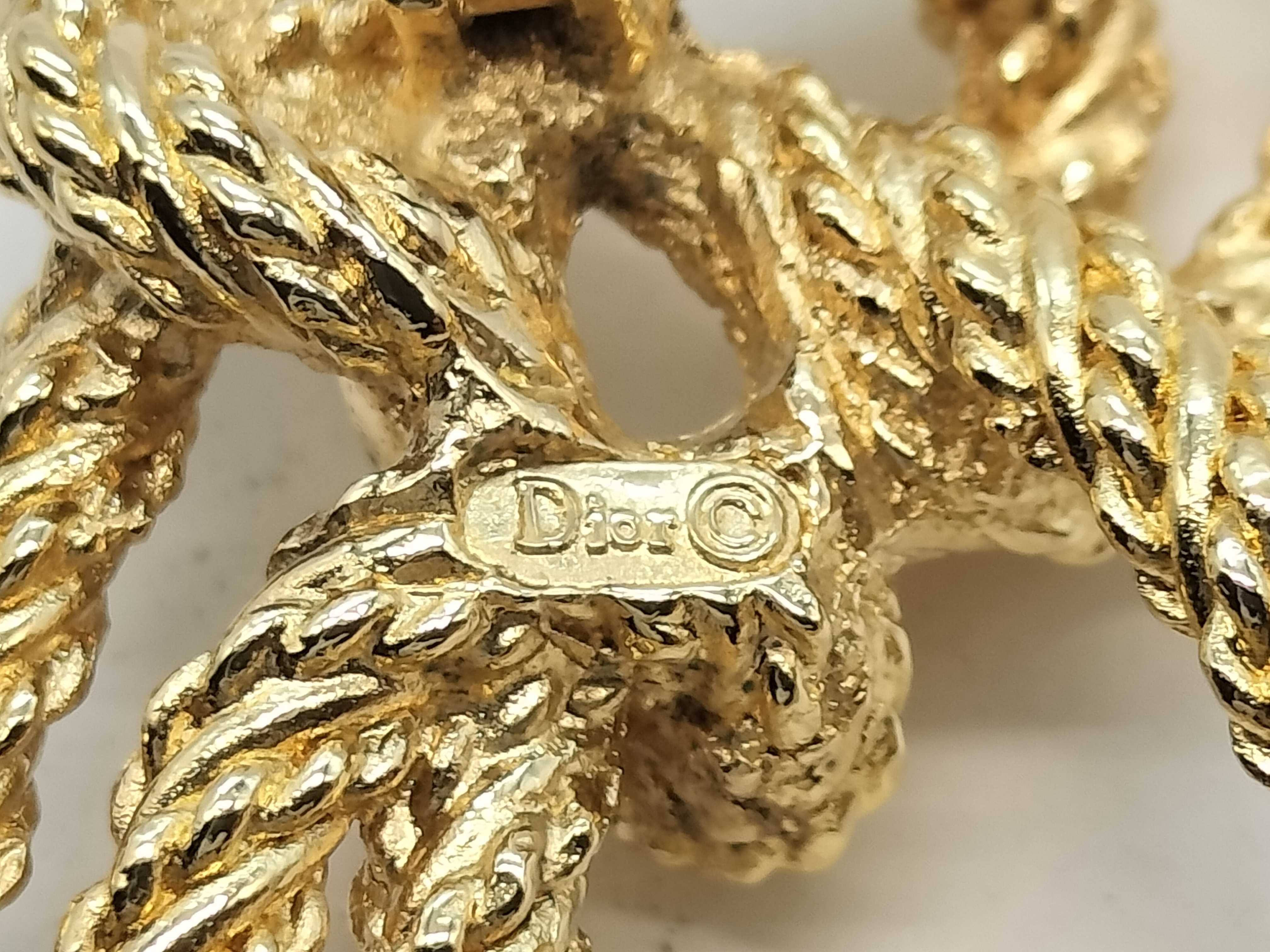 brooch — view 3