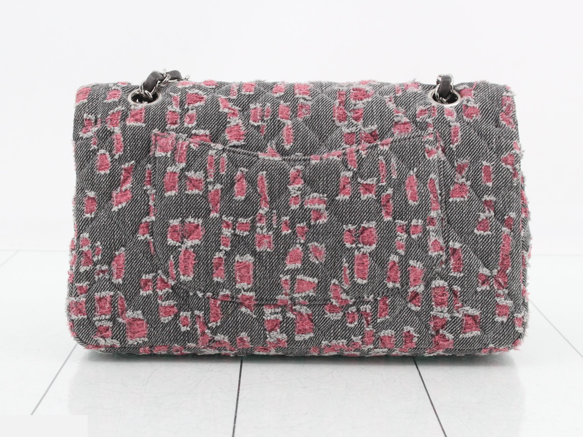 Matelassé denim double flap chain shoulder bag, model number 14. — view 2