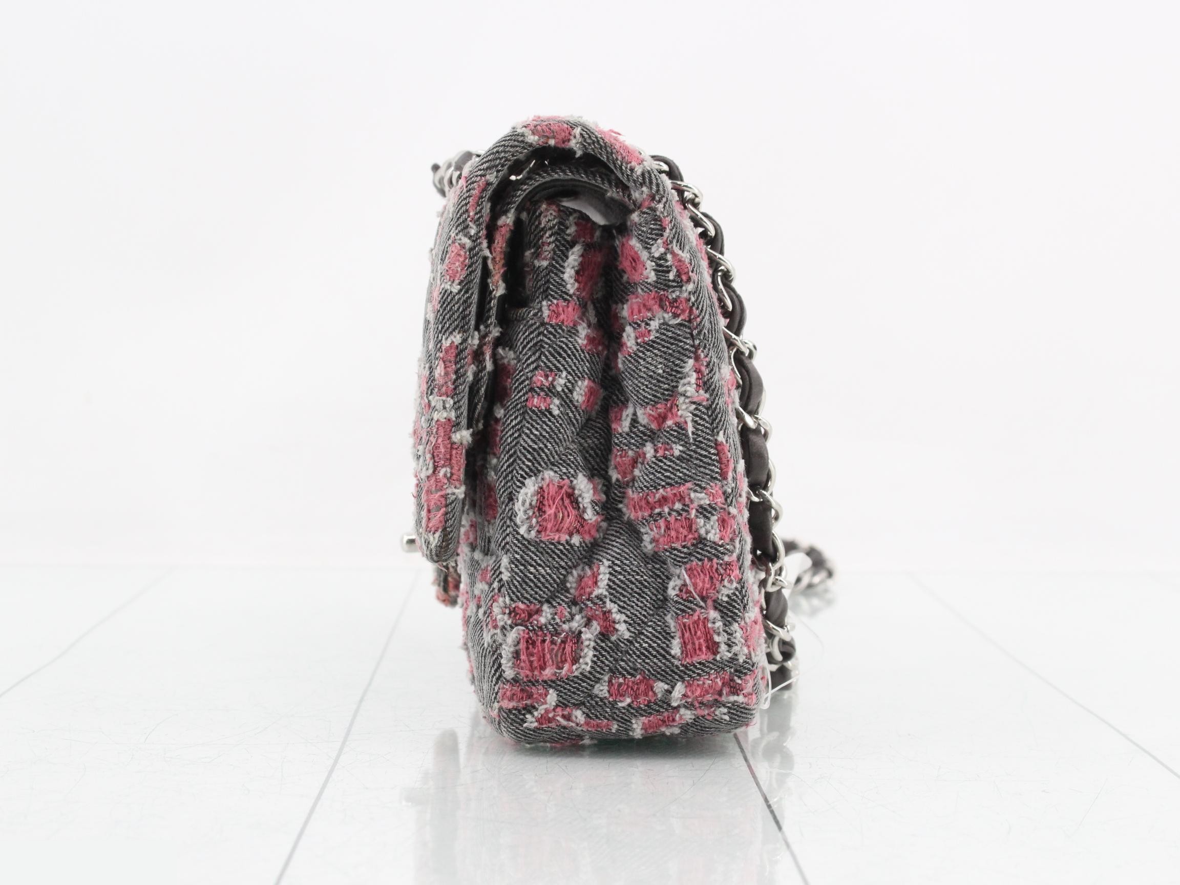 Matelassé denim double flap chain shoulder bag, model number 14. — view 3