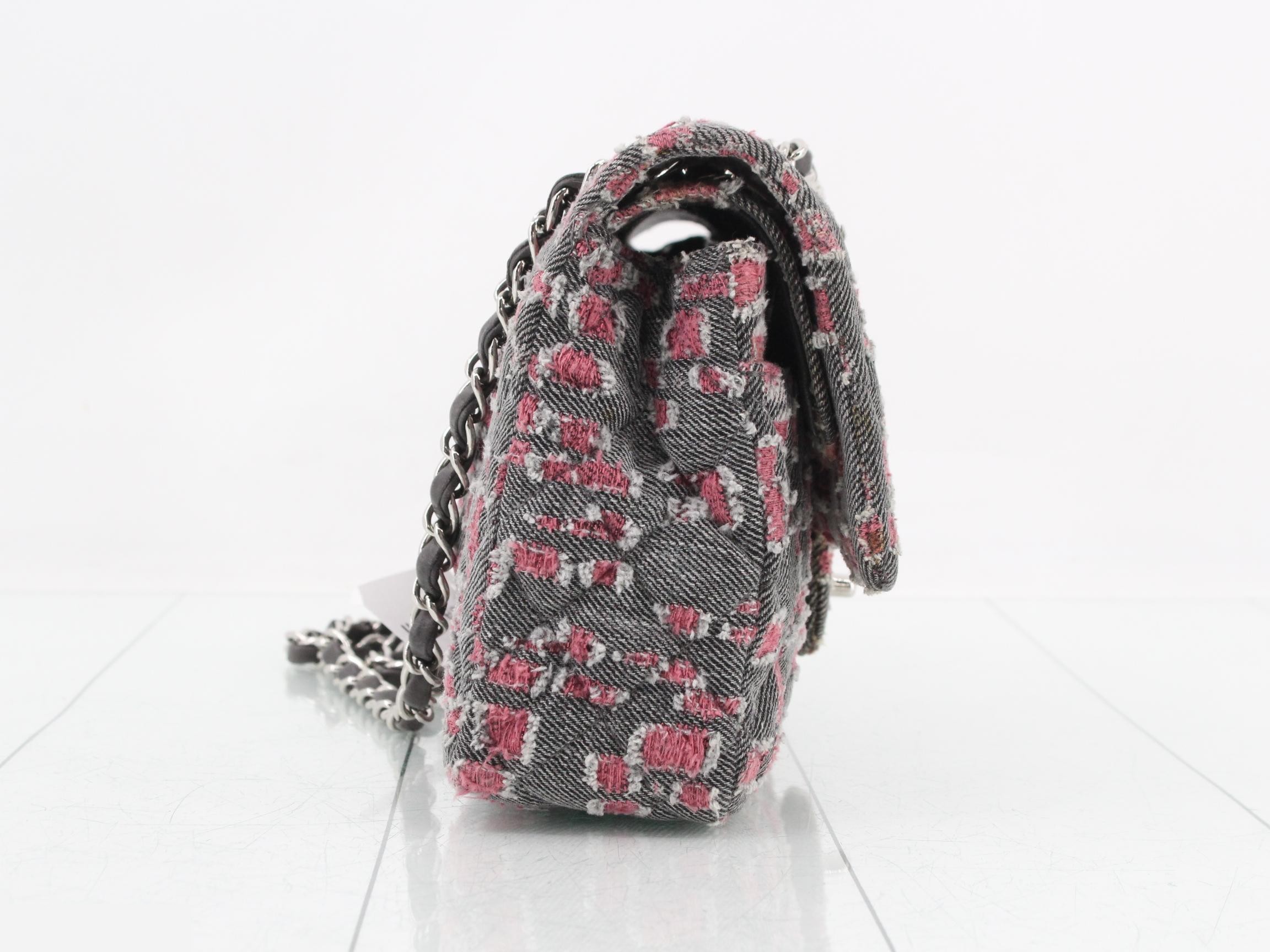 Matelassé denim double flap chain shoulder bag, model number 14. — view 4