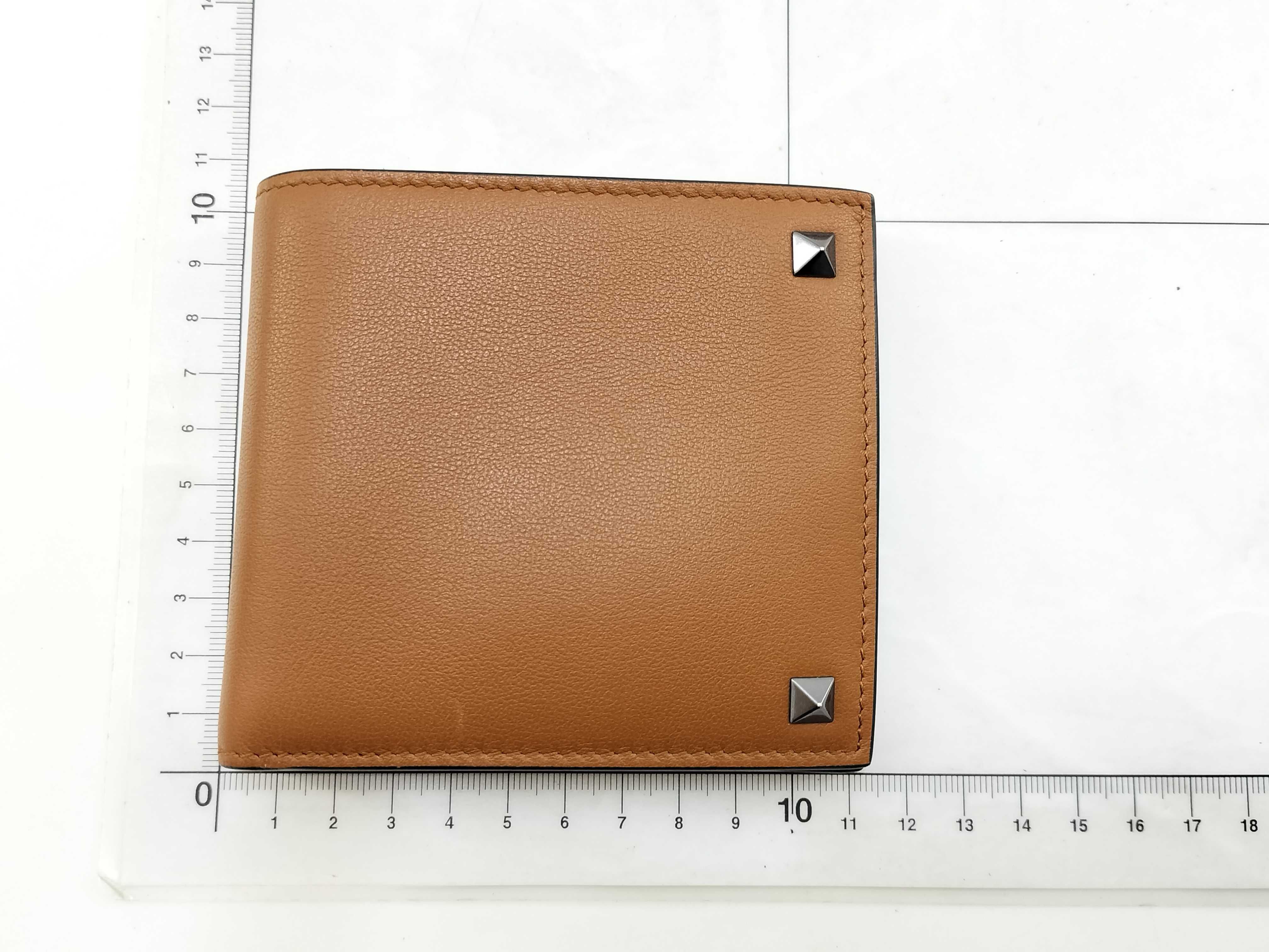 bi-fold wallet. Accessories: Box, dust bag, bill compartment. — view 2