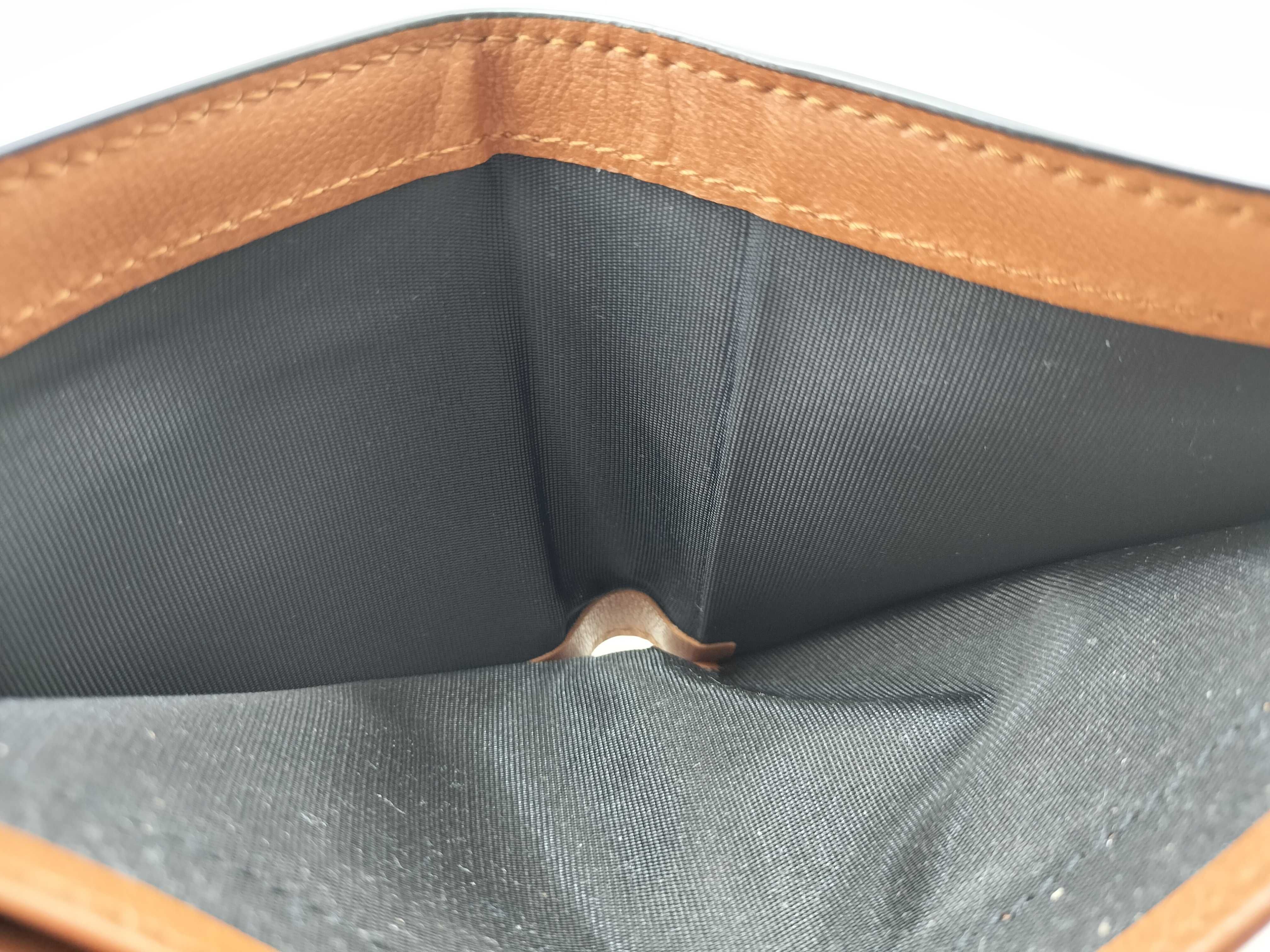 bi-fold wallet. Accessories: Box, dust bag, bill compartment. — view 12