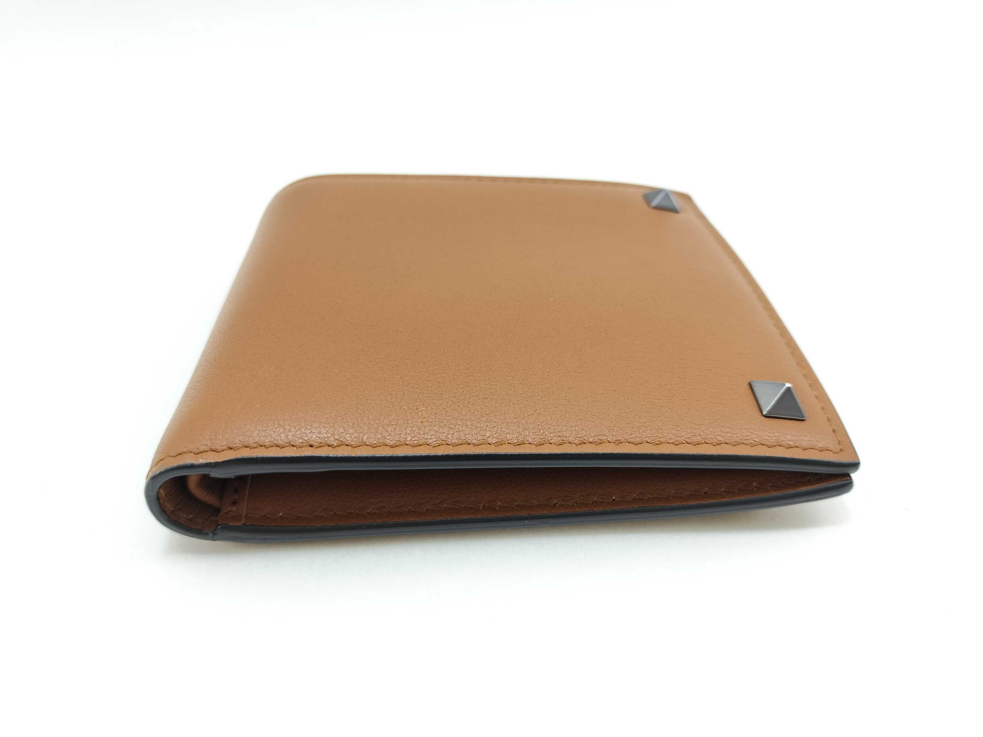 bi-fold wallet. Accessories: Box, dust bag, bill compartment. — view 3