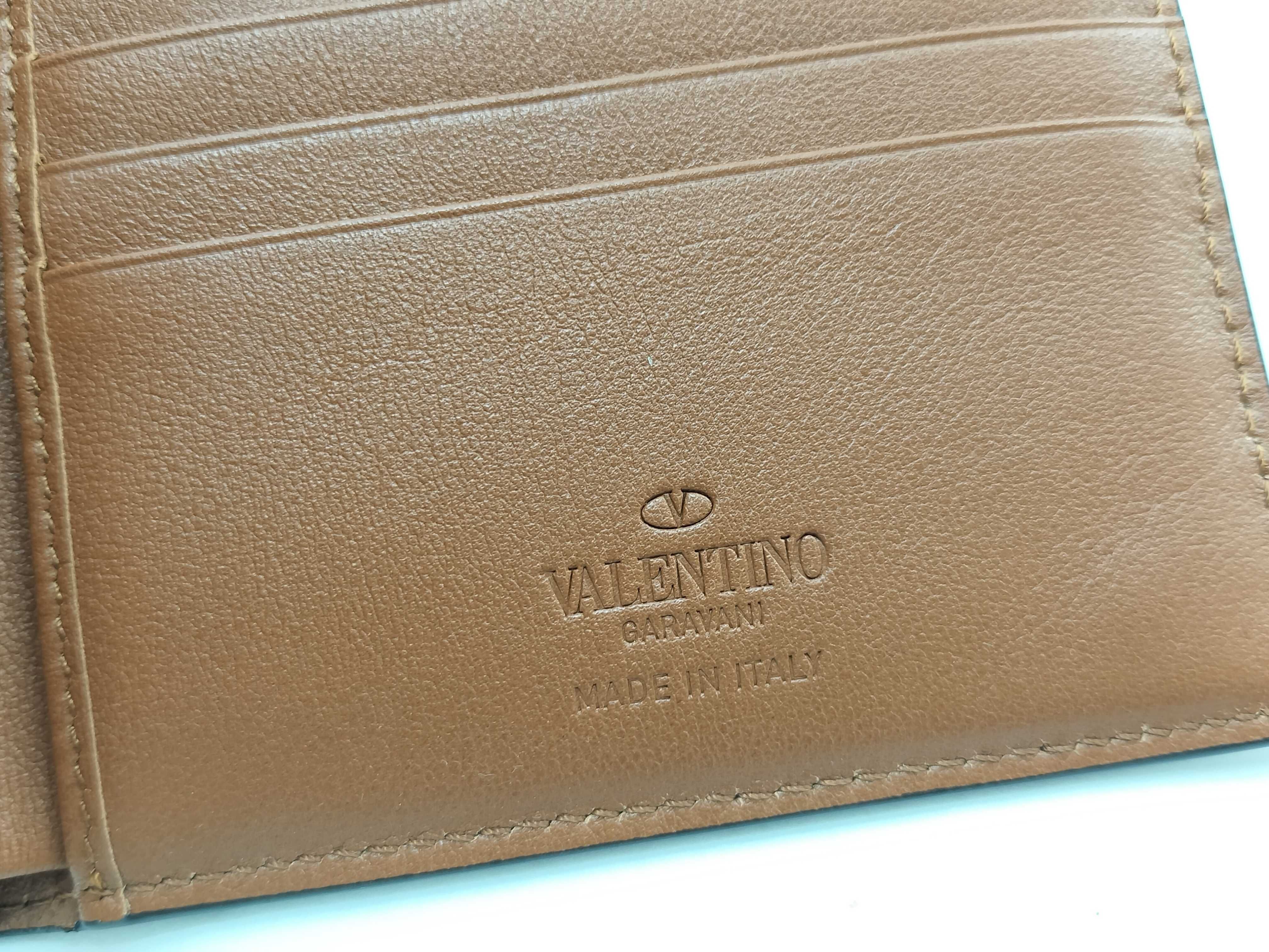 bi-fold wallet. Accessories: Box, dust bag, bill compartment. — view 9