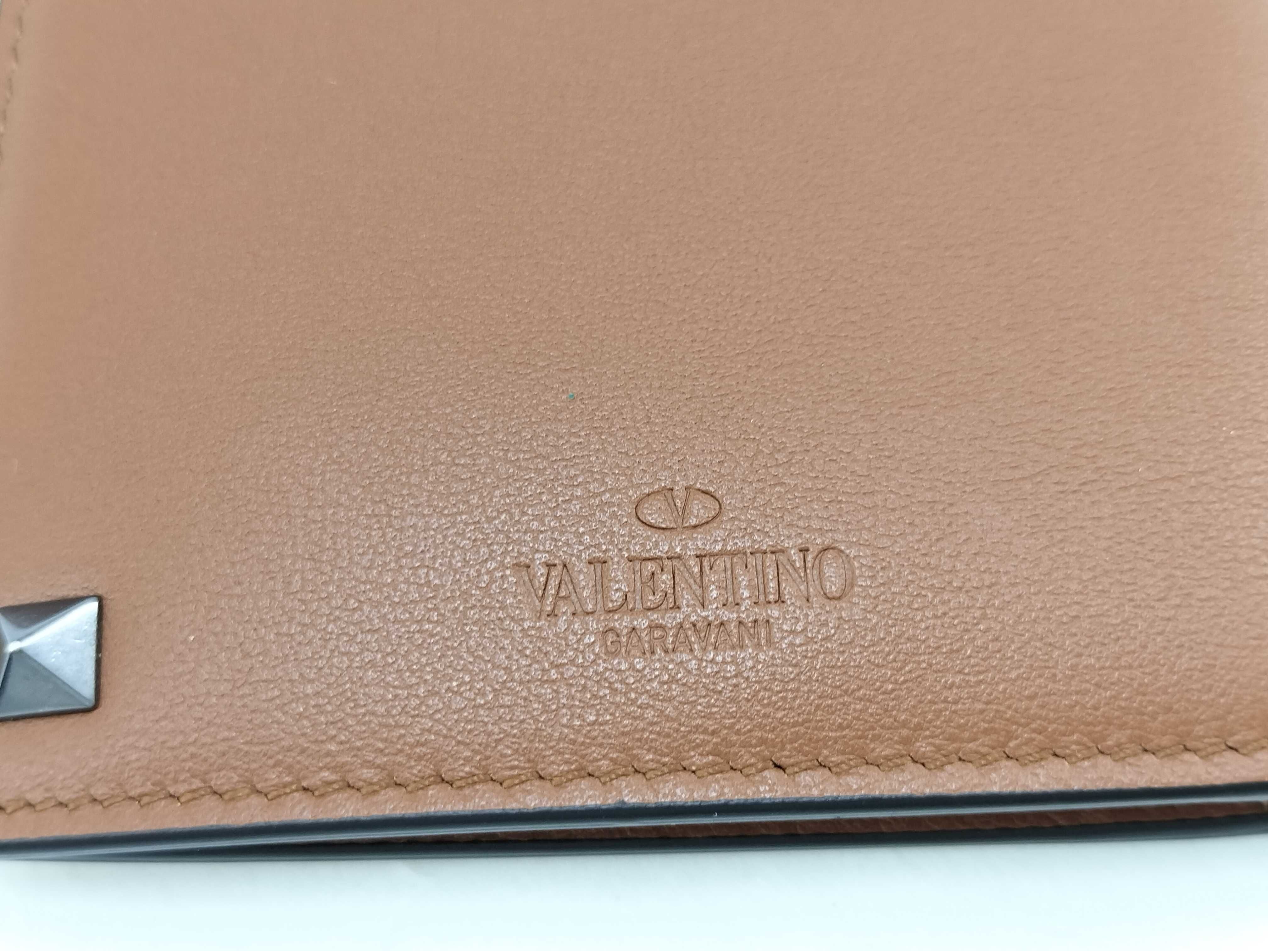 bi-fold wallet. Accessories: Box, dust bag, bill compartment. — view 10