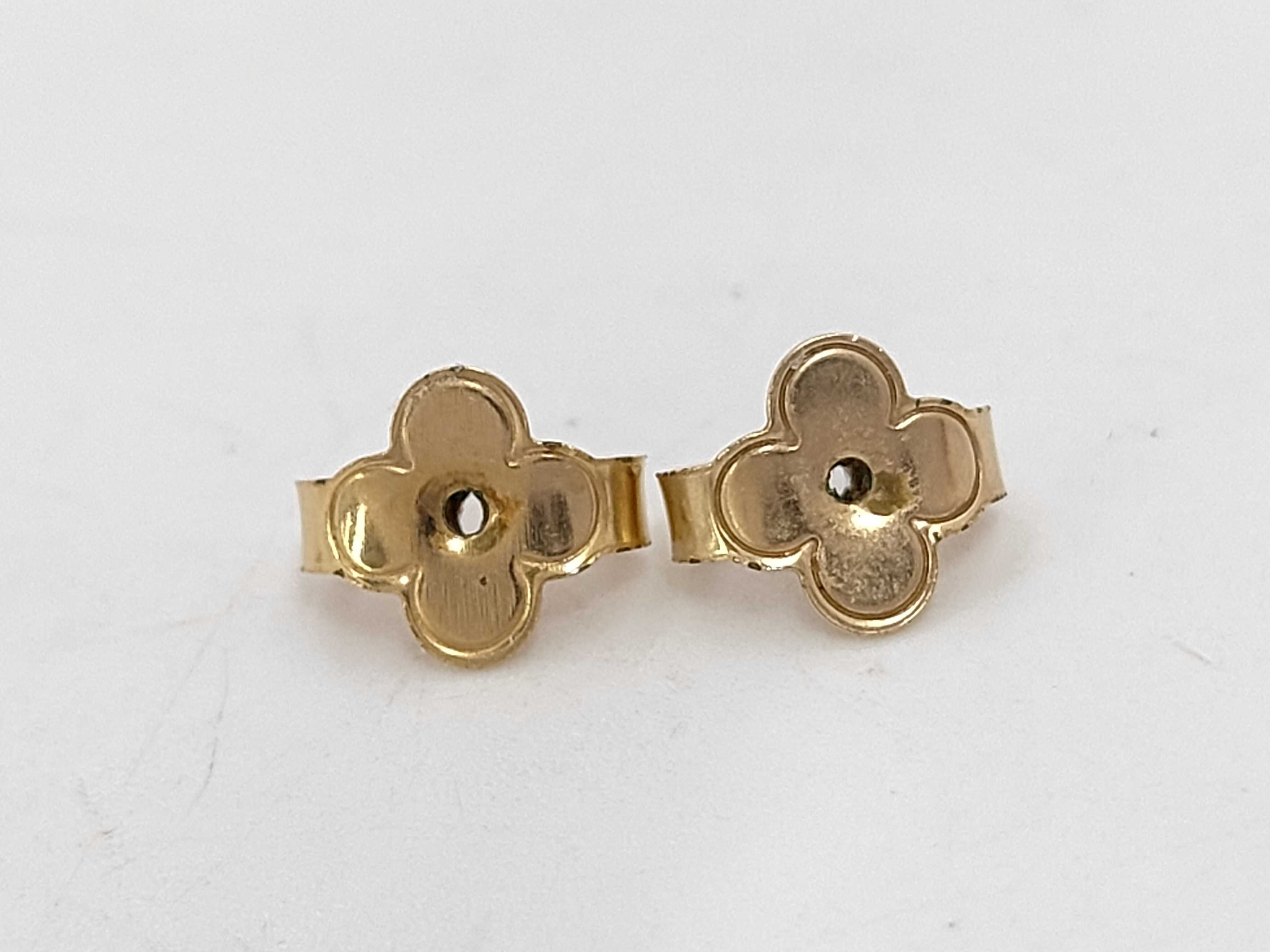 68153 Essential V Earrings — view 3