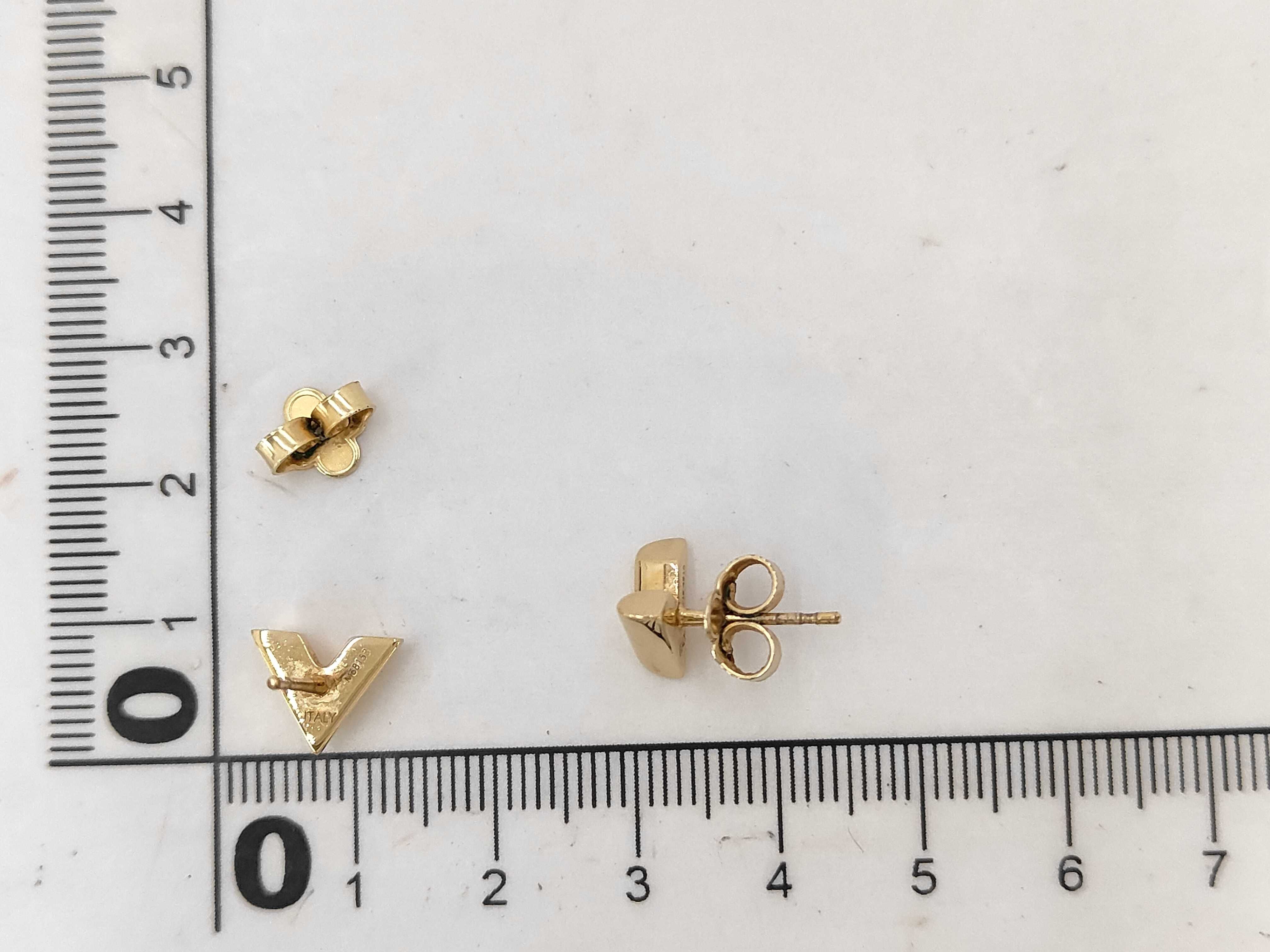 68153 Essential V Earrings — view 6