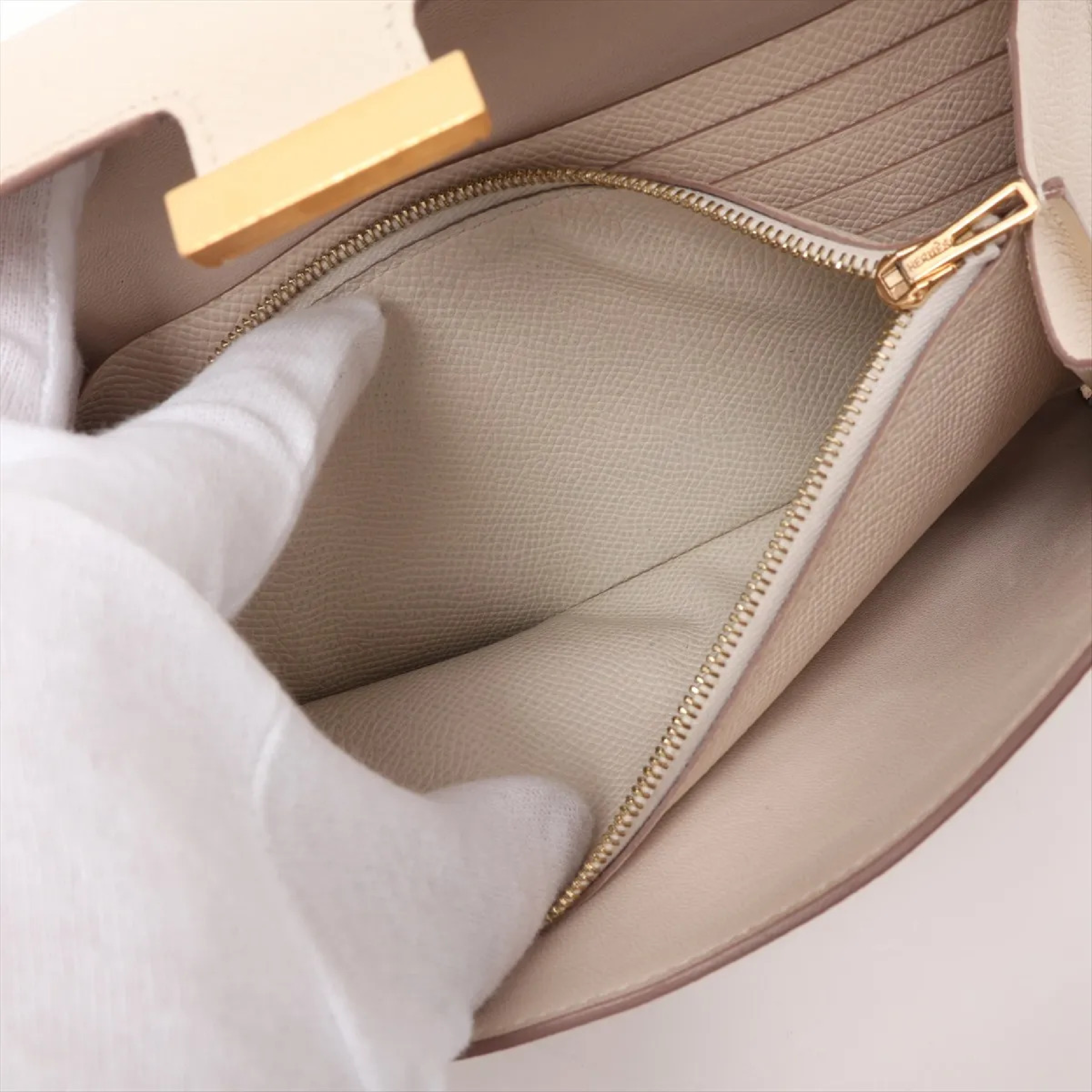 Constance Long To Go, Veau Epsom leather, Nata finish, gold hardware, B: 2023 model, with box and dust bag. Shoulder bag. — view 7