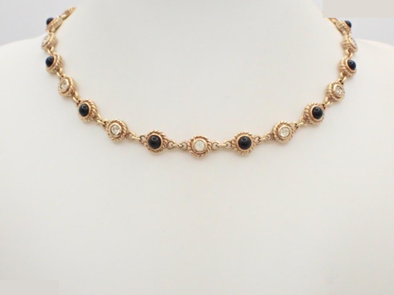 Other line: Precious metal necklaces and pendants, neck circumference approximately 42 cm.