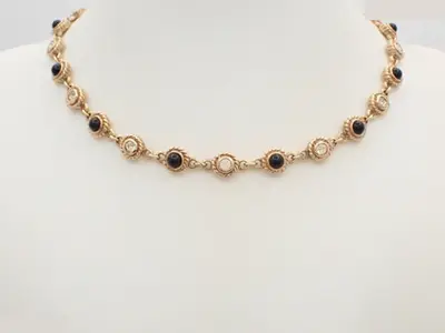 Other line: Precious metal necklaces and pendants, neck circumference approximately 42 cm.