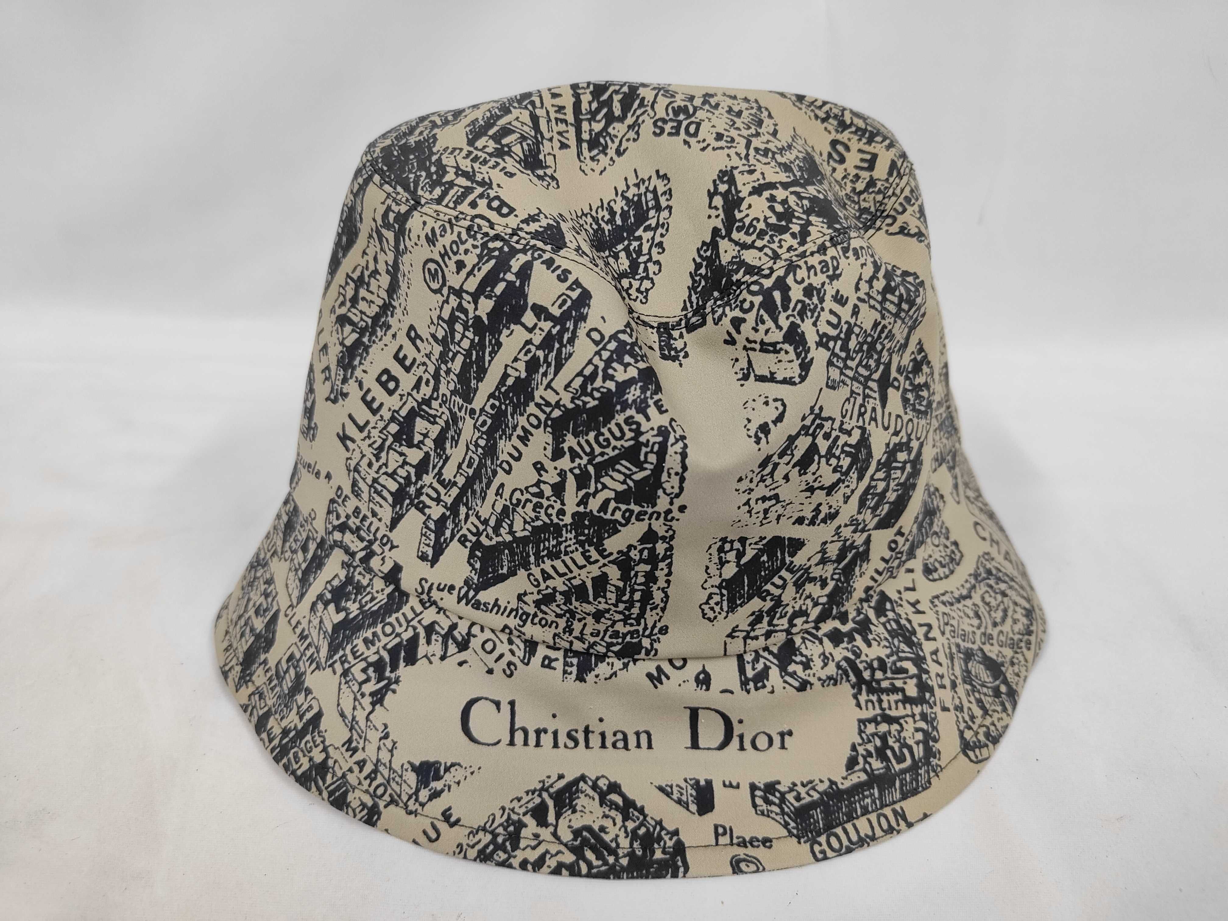 hat (unused), Paris map, and other accessories. — view 3