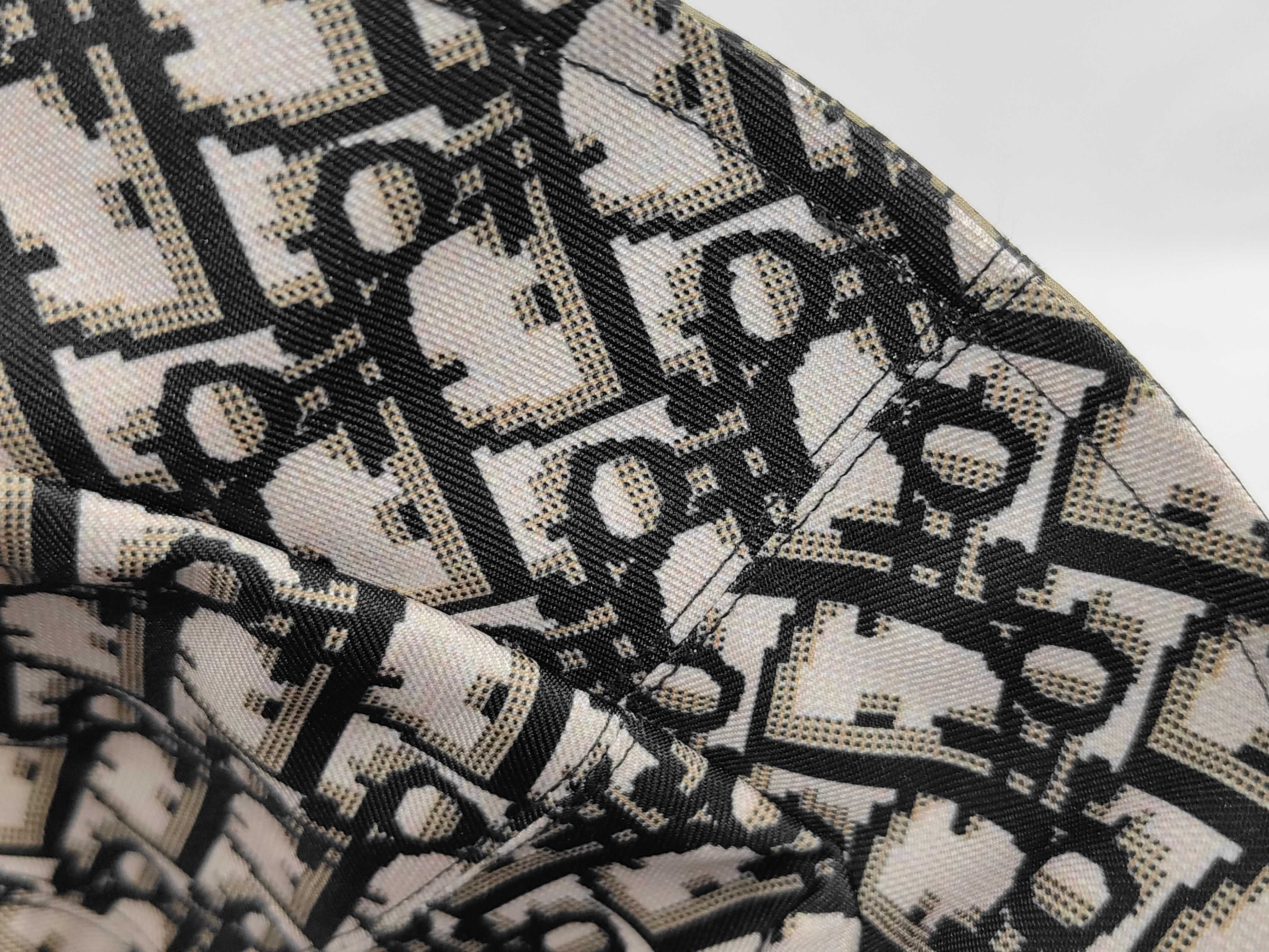 hat (unused), Paris map, and other accessories. — view 8