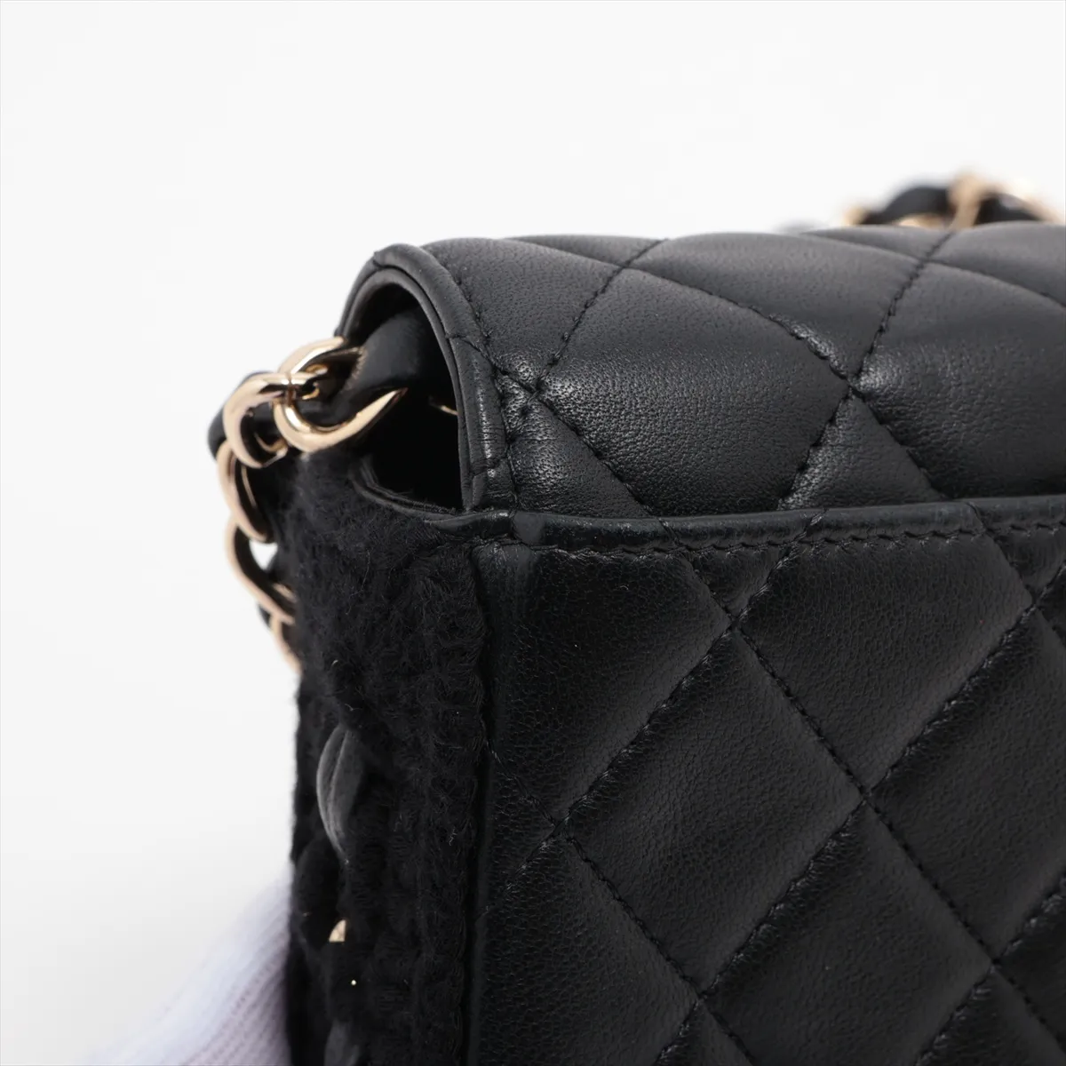 Matelasse Lambskin x Crochet Chain Wallet Black Gold Hardware 31947894 31s — view 13