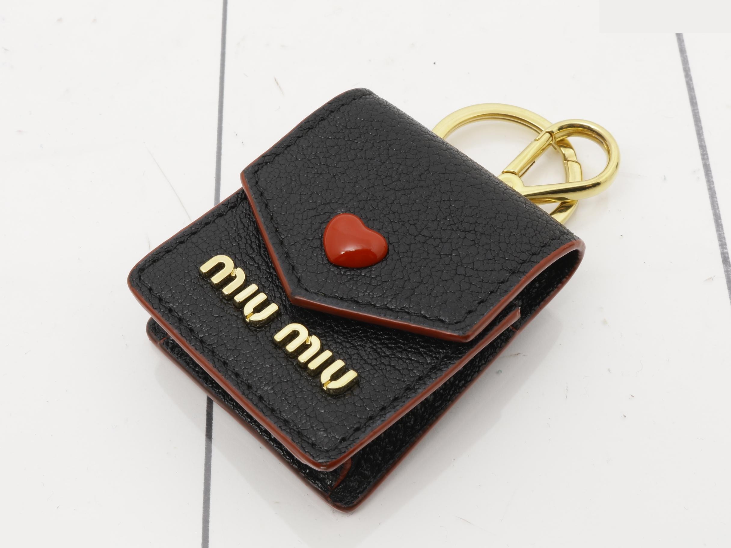 Matelassé (bag) and earphone case
