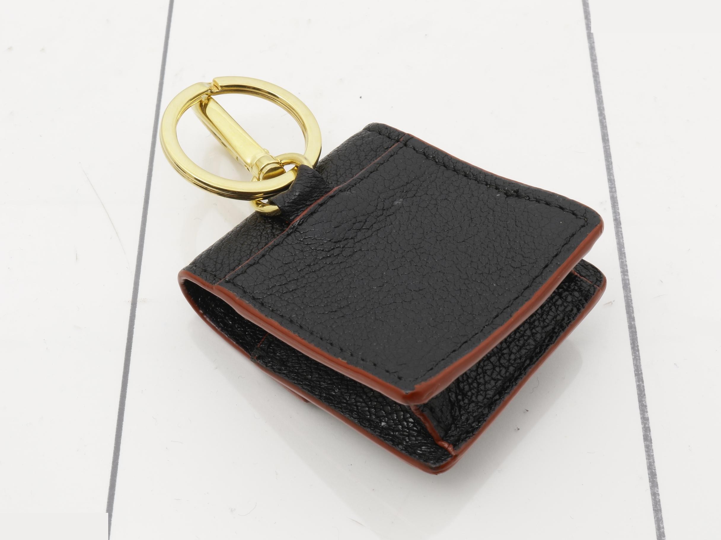 Matelassé (bag) and earphone case — view 2