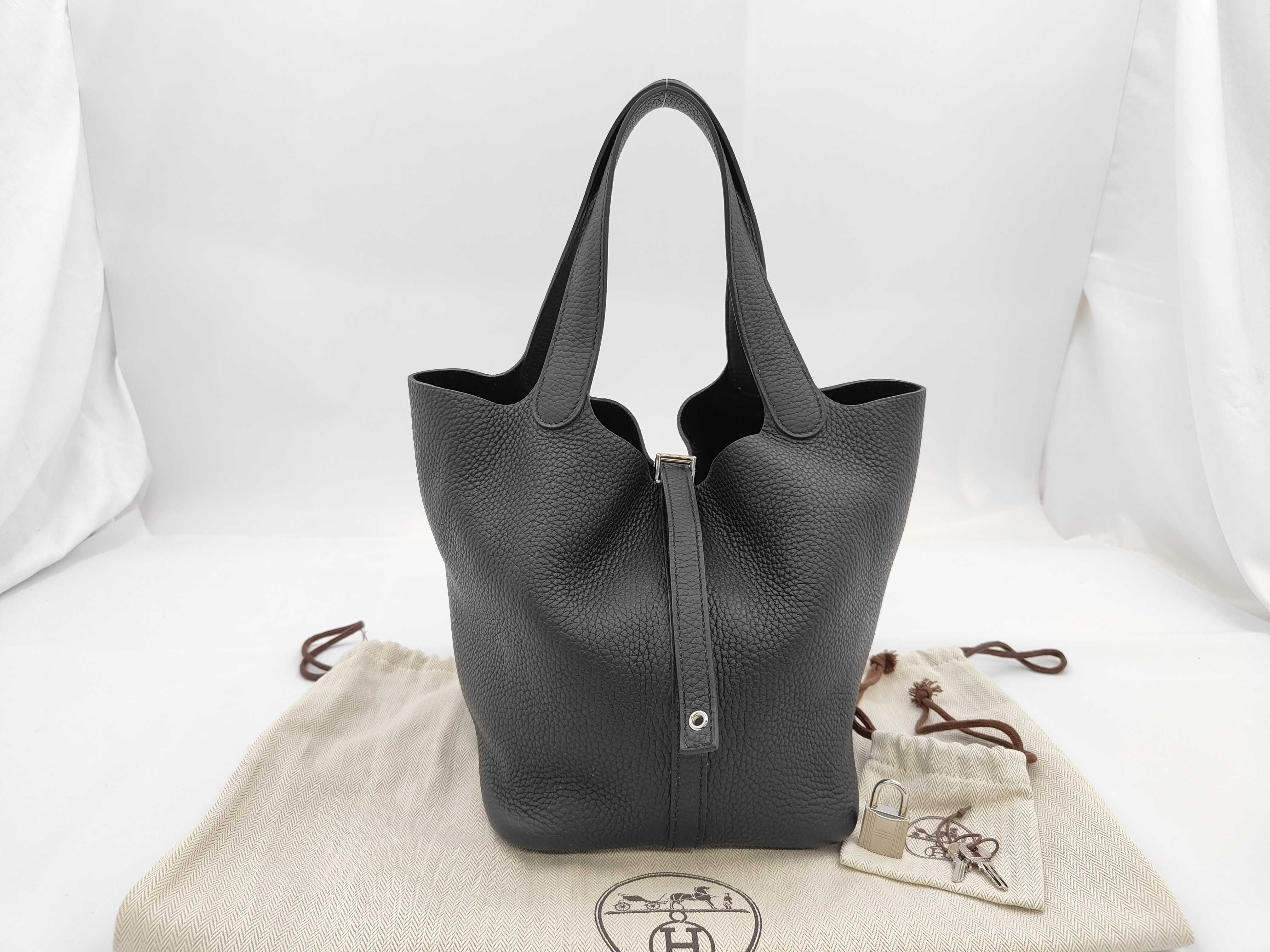 Picotin Lock MM handbag in black Taurillon leather with silver hardware (Z stamp). Includes dust bag and padlock.