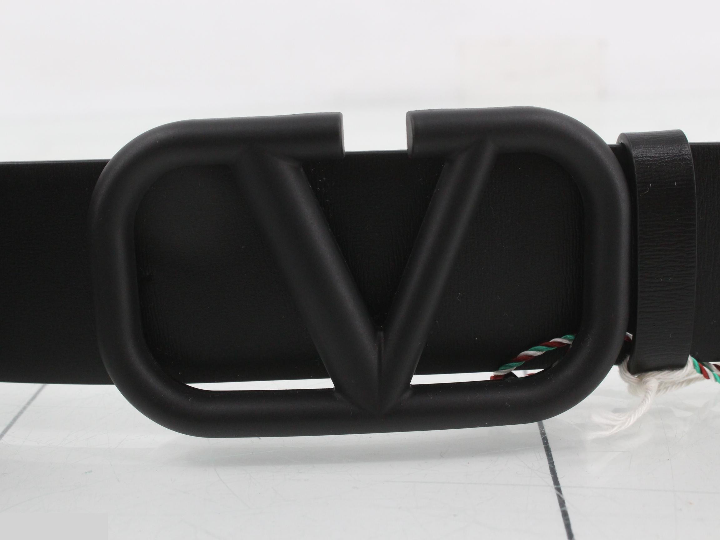 Leather belt, unused, stored item, black. — view 3