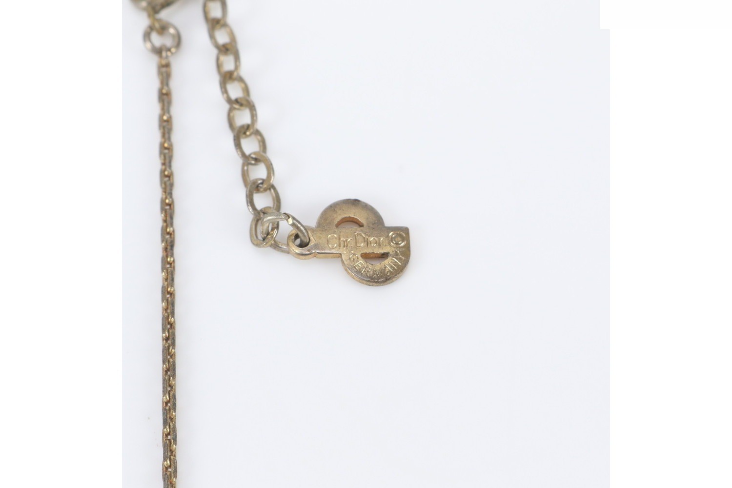 Gold necklace pendant accessory, chain approximately 44cm long. — view 5