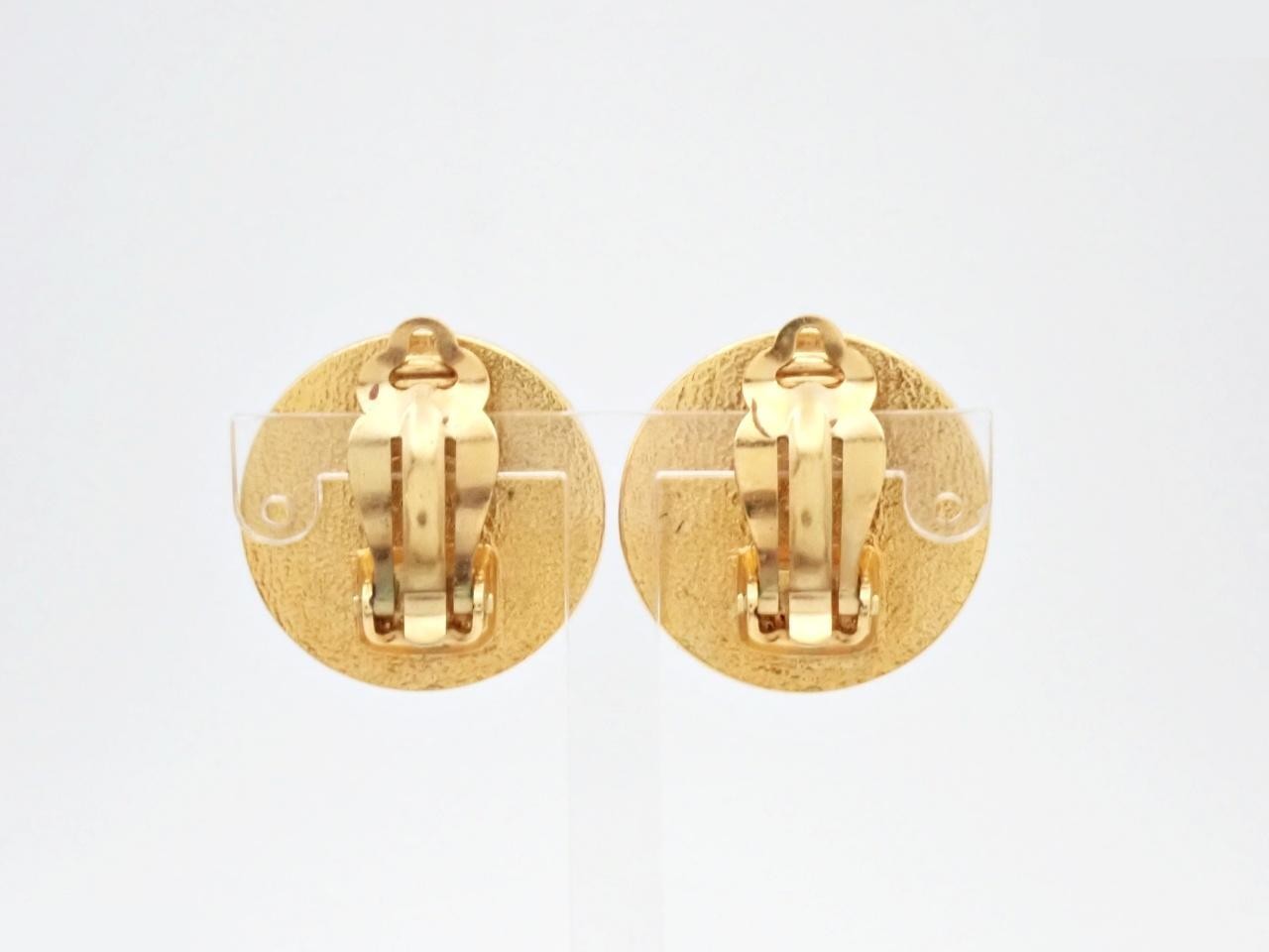 96P Shell Round Coco Mark Earrings — view 2