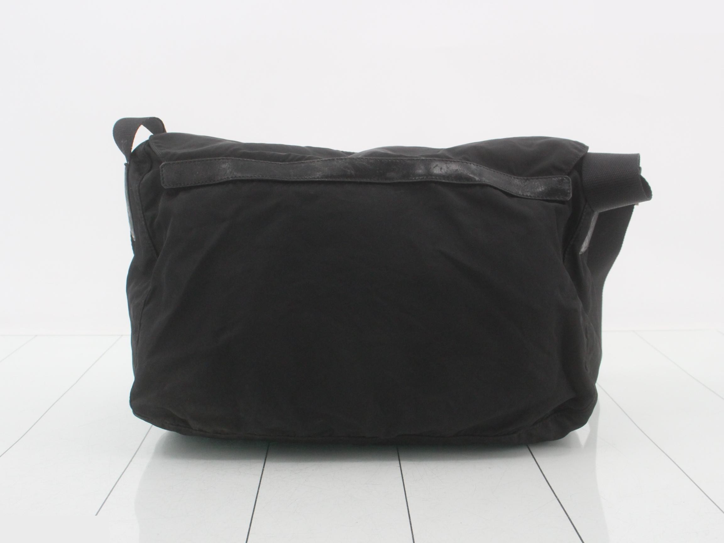Nylon shoulder bag with triangular plate, black. — view 2