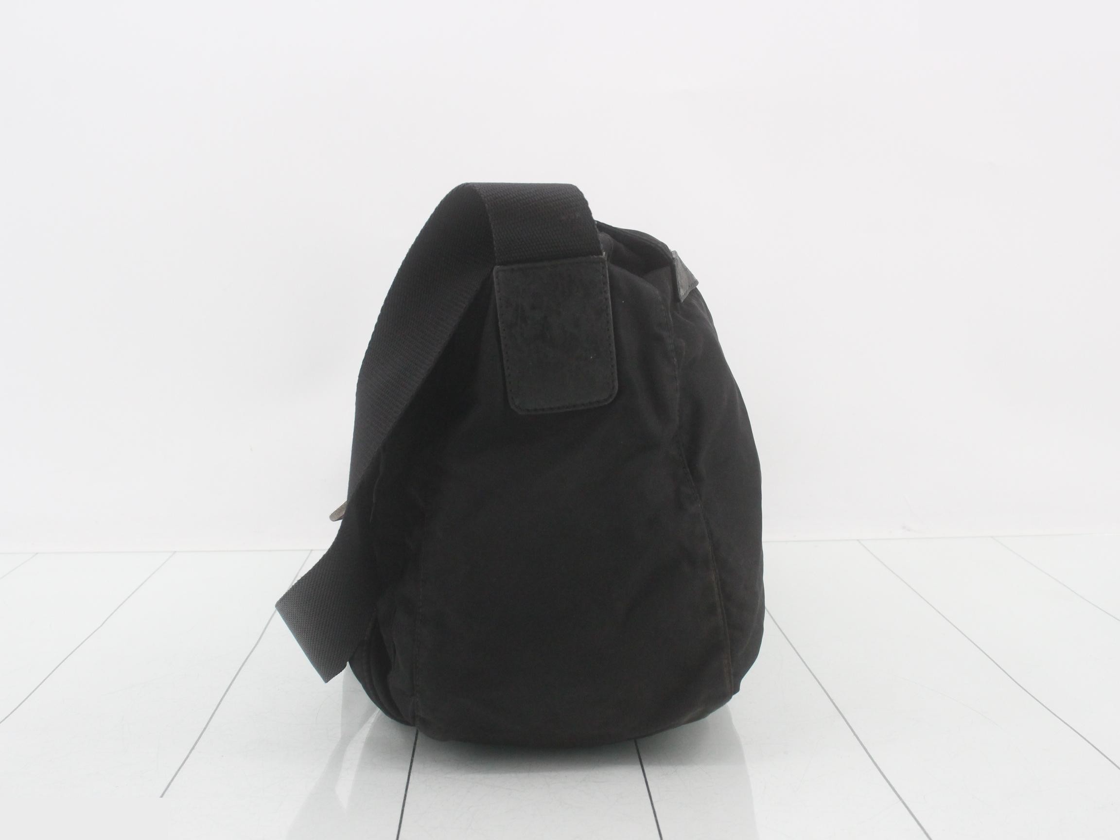 Nylon shoulder bag with triangular plate, black. — view 3