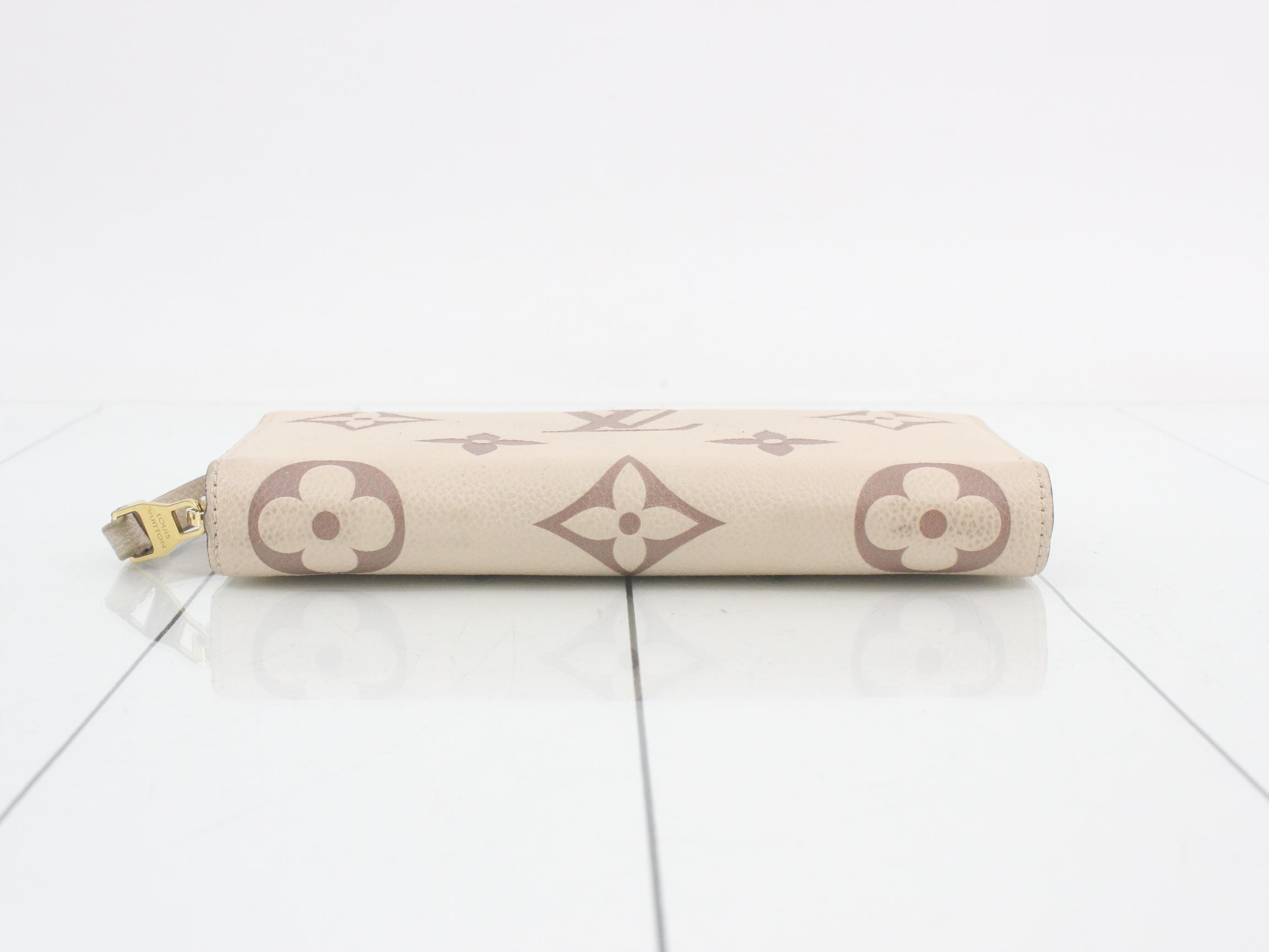 M80116_Zippy Wallet — view 3