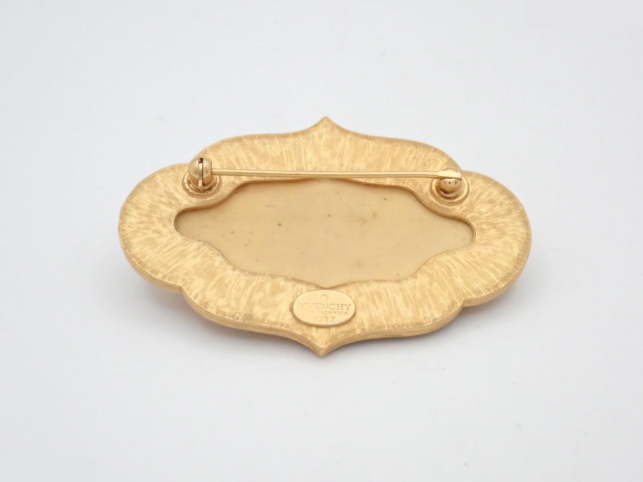 Other lines: Precious metals, brooches, cabochon stones, beige, gold. — view 2