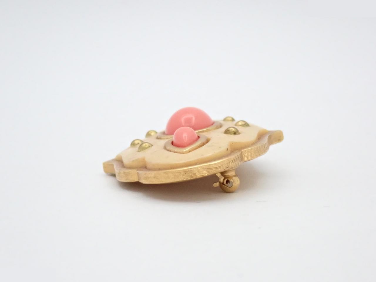 Other lines: Precious metals, brooches, cabochon stones, beige, gold. — view 3