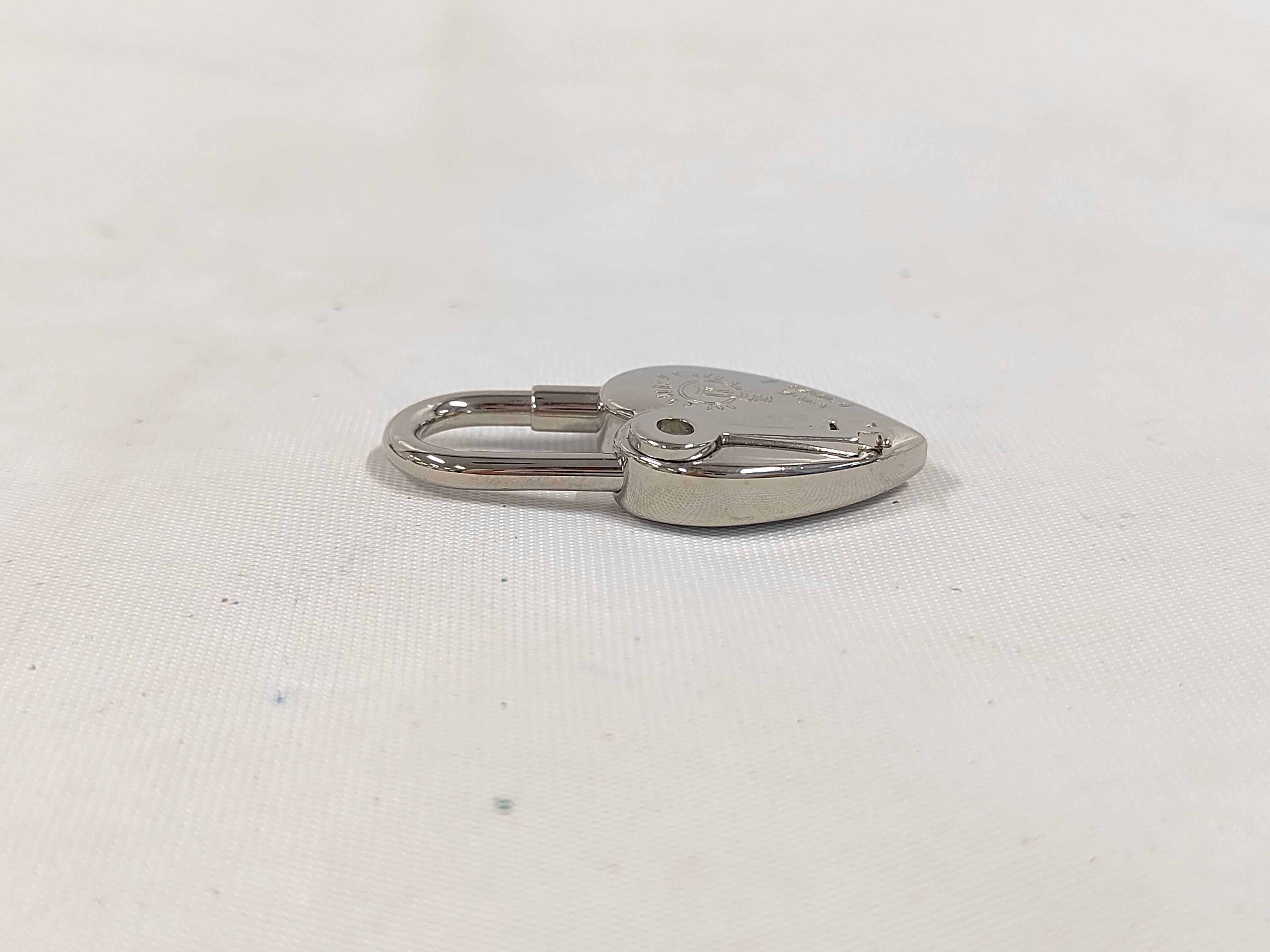padlock charm / other accessories — view 3