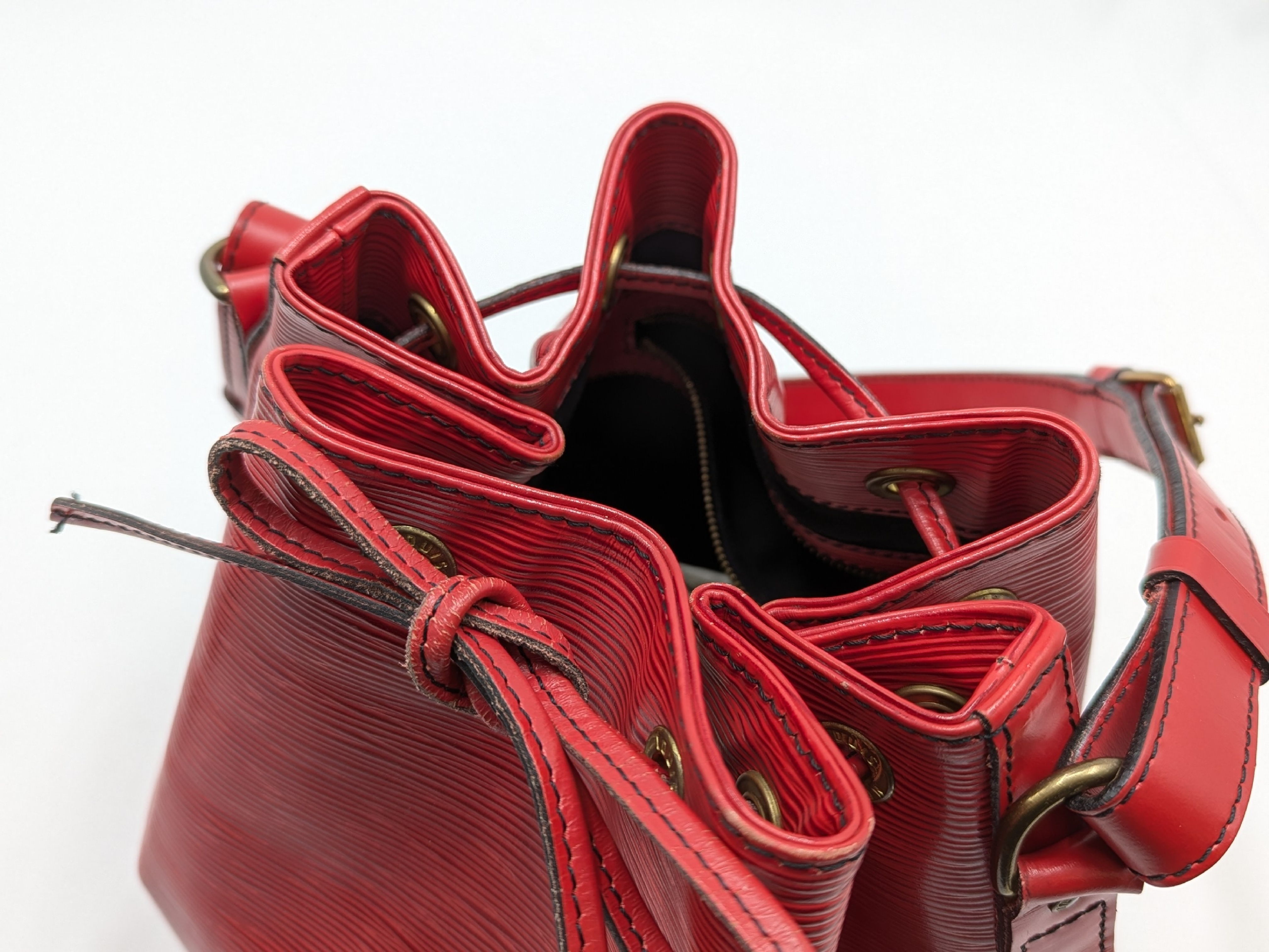 Epi Noe Red Handbag — view 6
