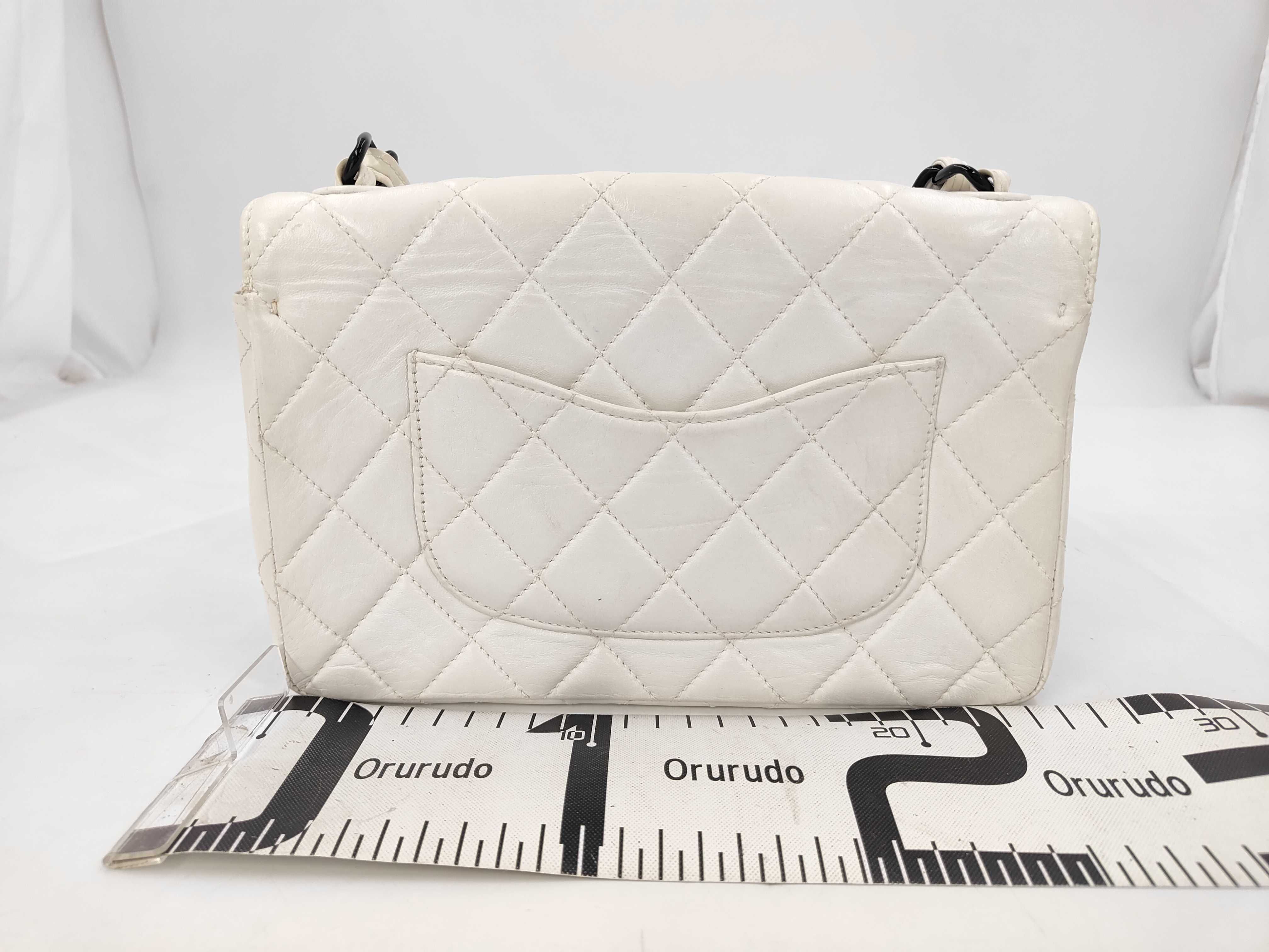 Matelassé 25 White Shoulder Bag — view 2