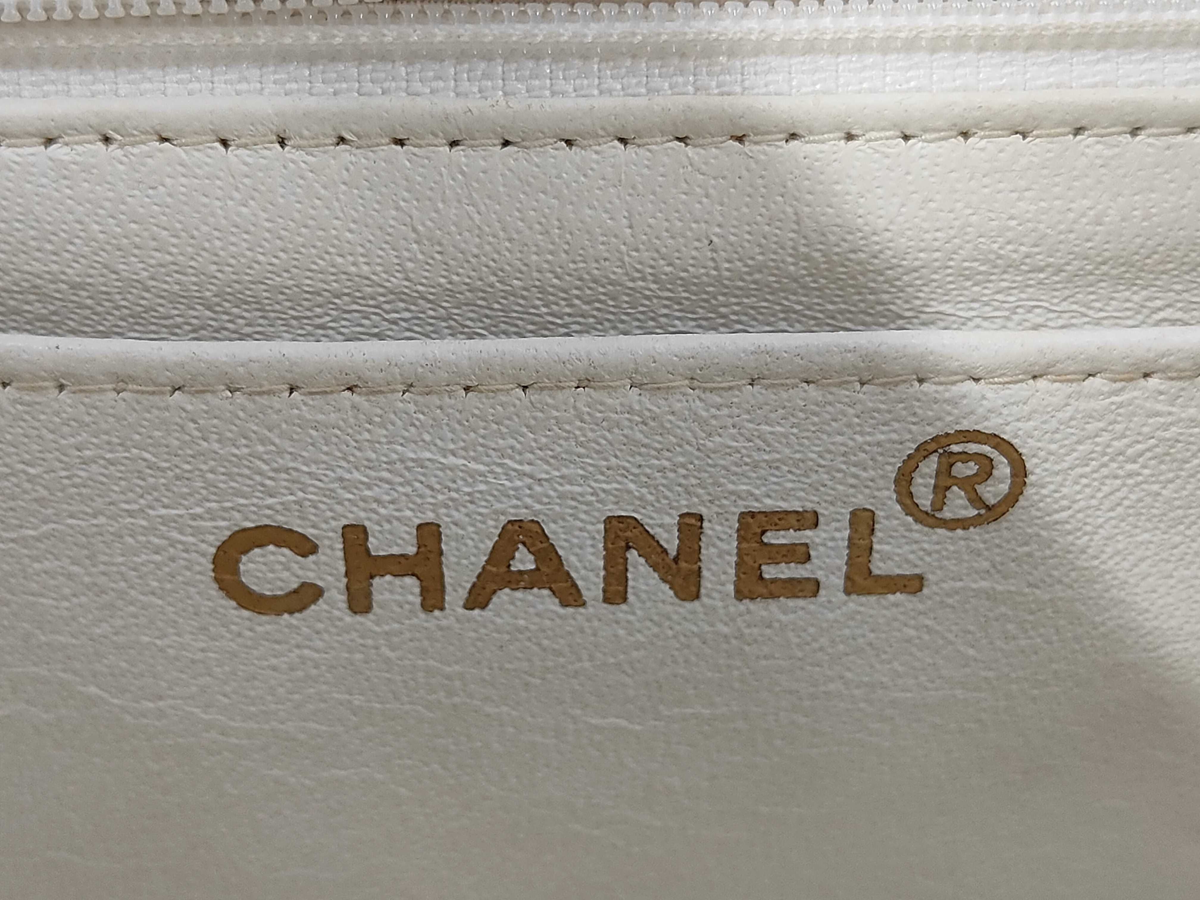 Matelassé 25 White Shoulder Bag — view 12
