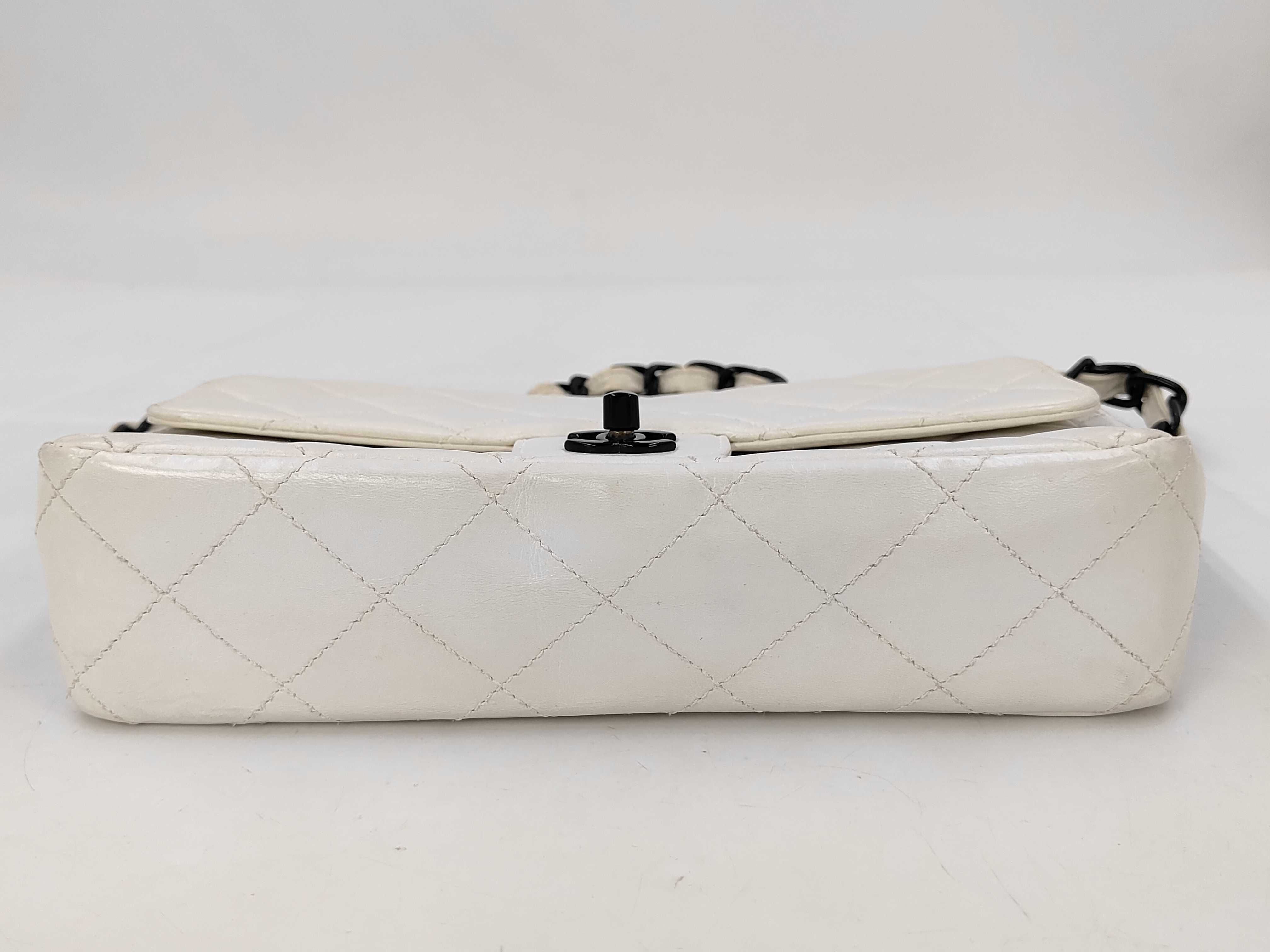 Matelassé 25 White Shoulder Bag — view 4