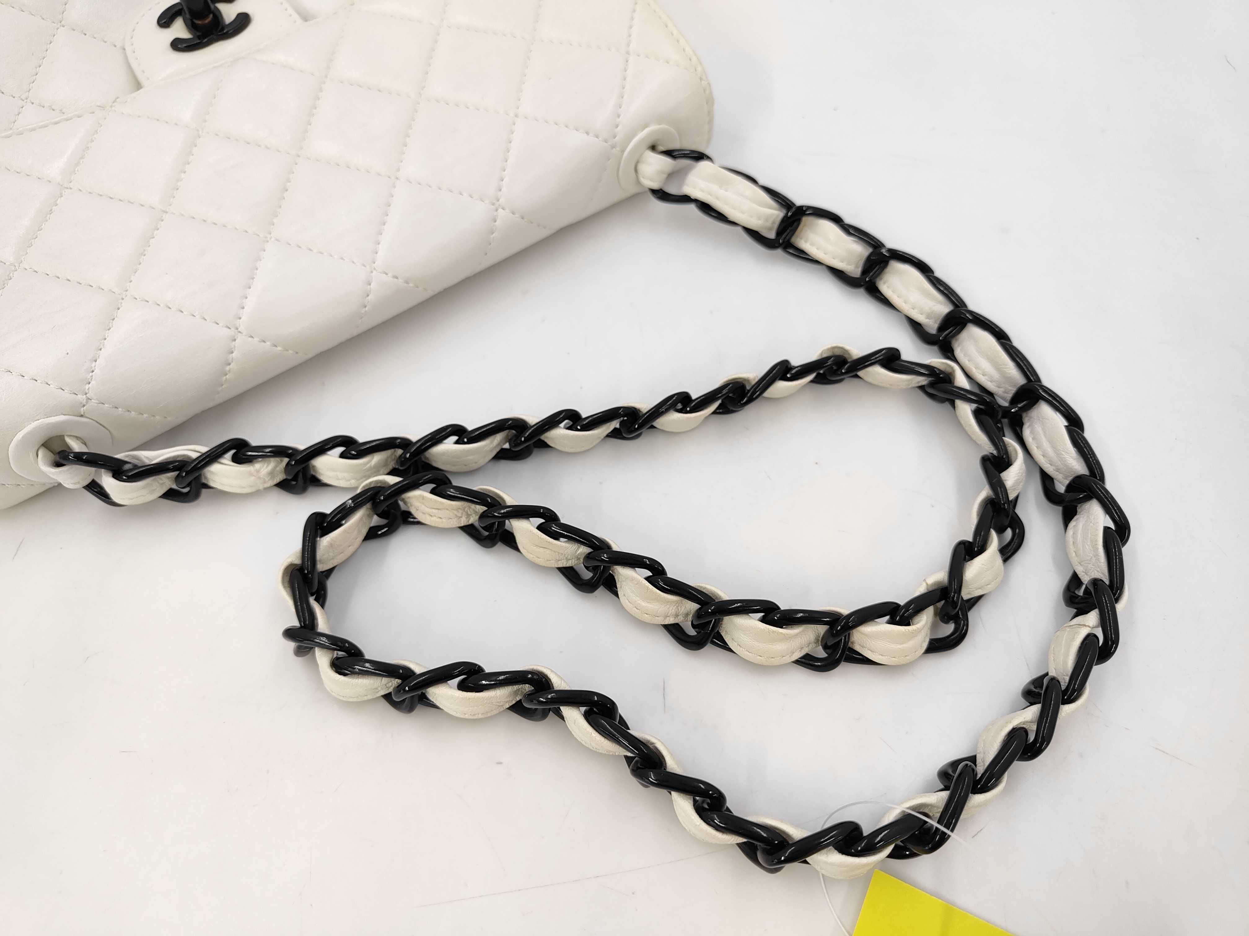 Matelassé 25 White Shoulder Bag — view 5