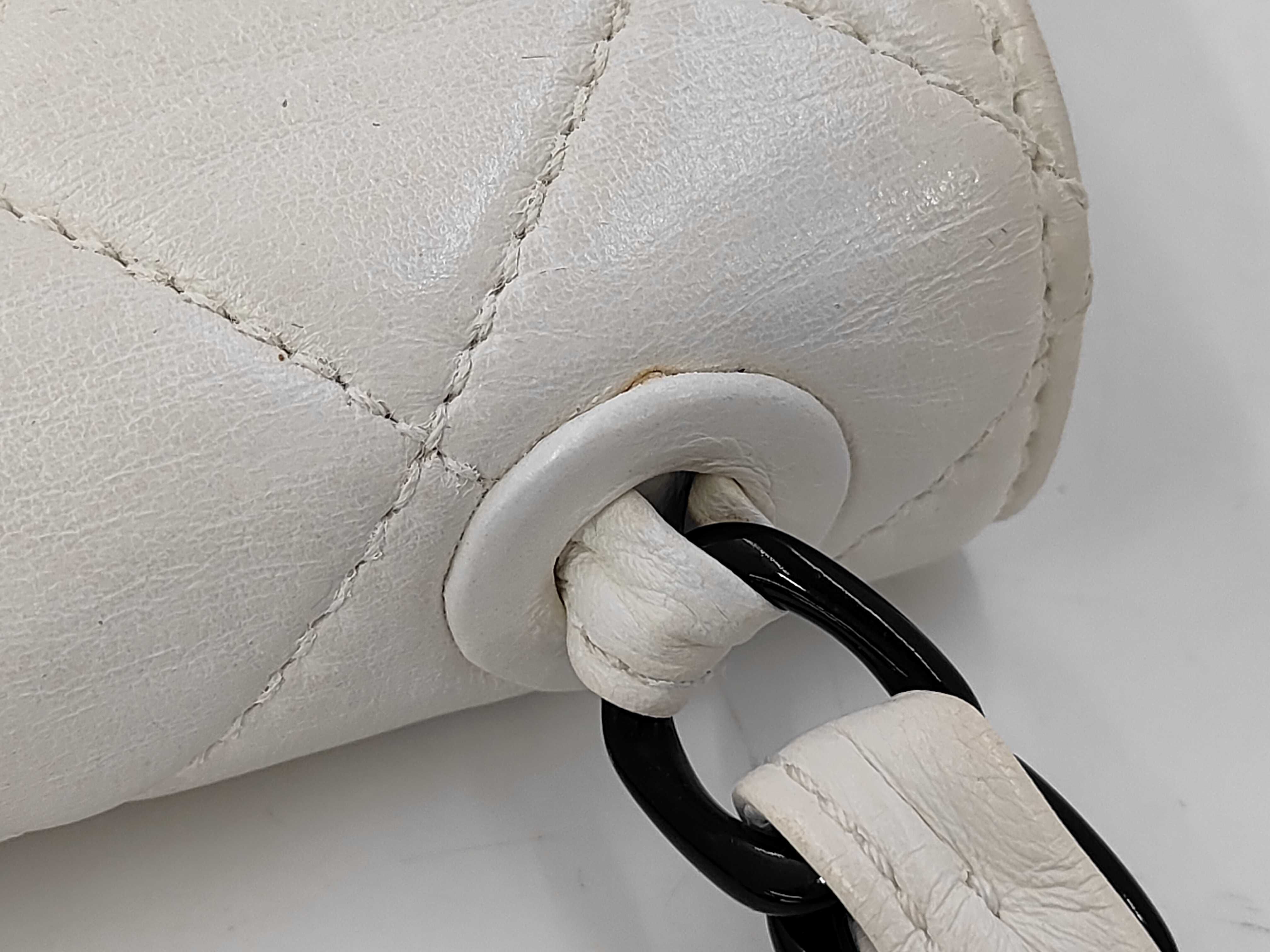 Matelassé 25 White Shoulder Bag — view 7
