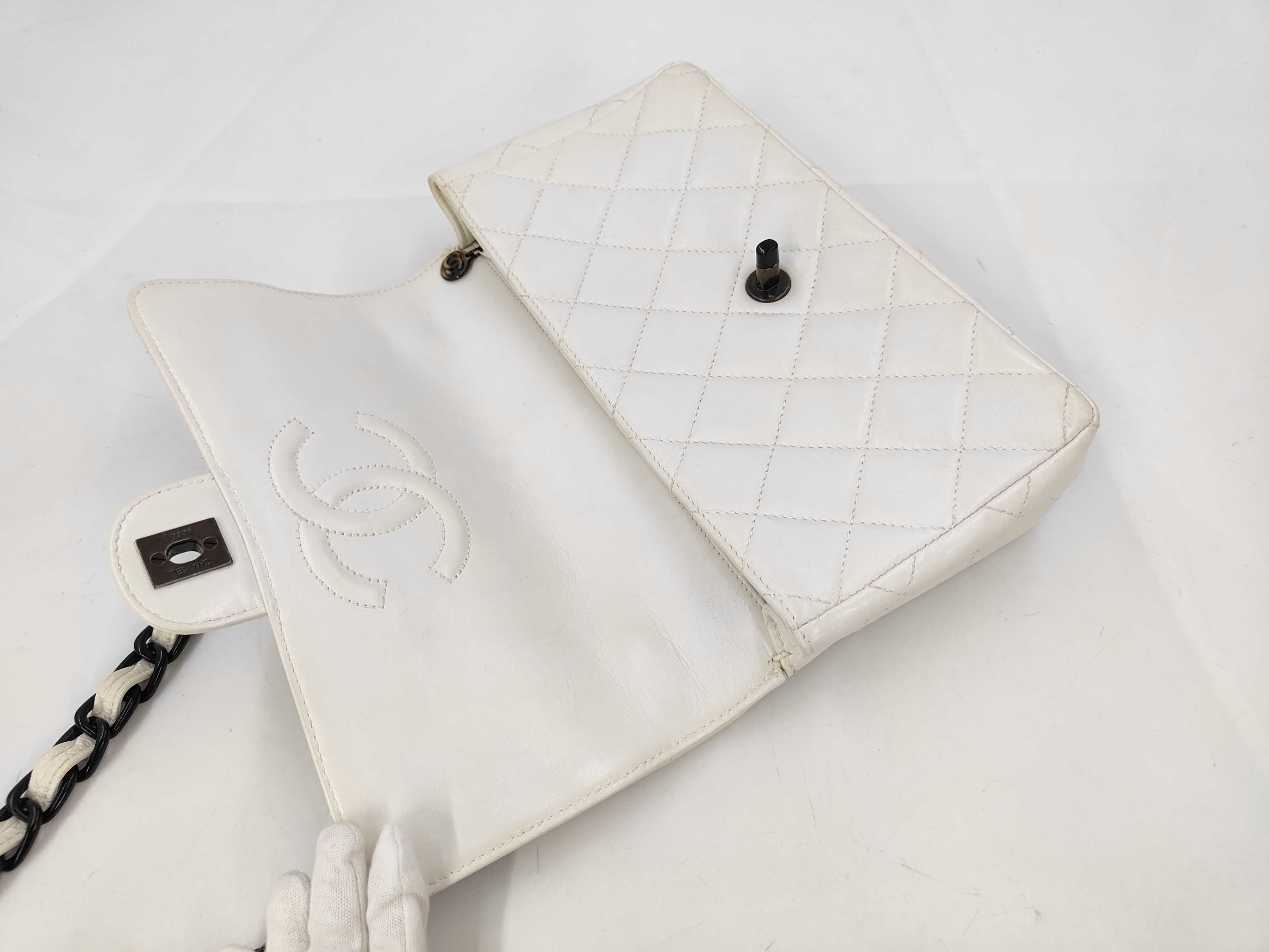 Matelassé 25 White Shoulder Bag — view 8