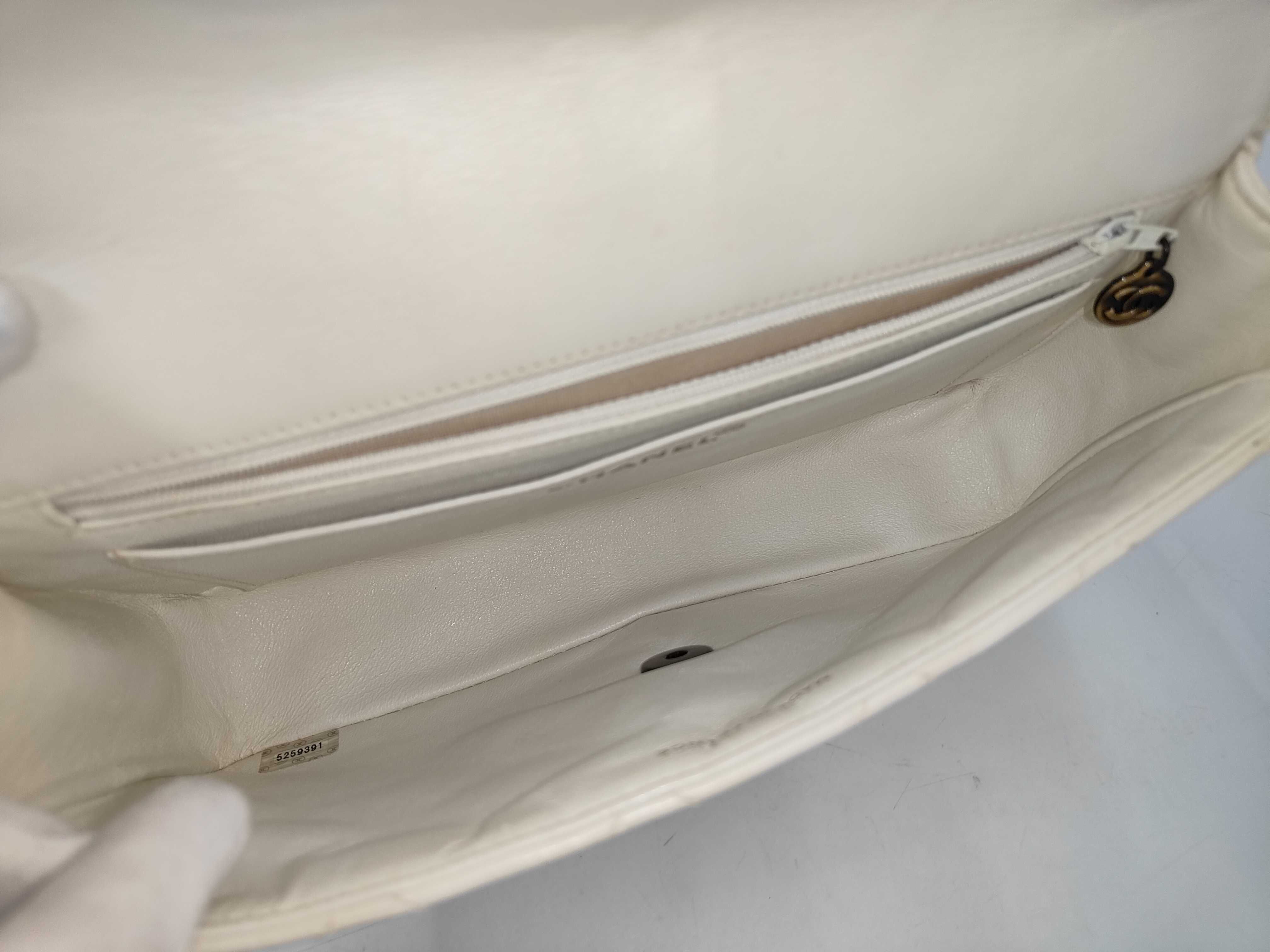 Matelassé 25 White Shoulder Bag — view 10