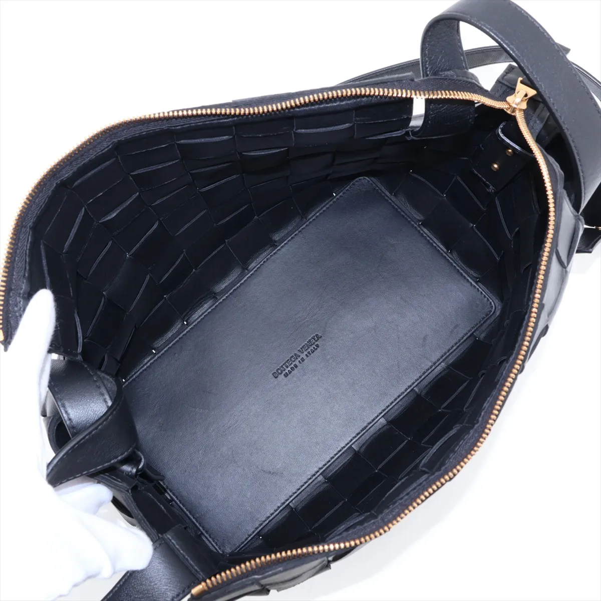 Intrecciato Leather Shoulder Bag, Black, Pouch, Mold — view 6