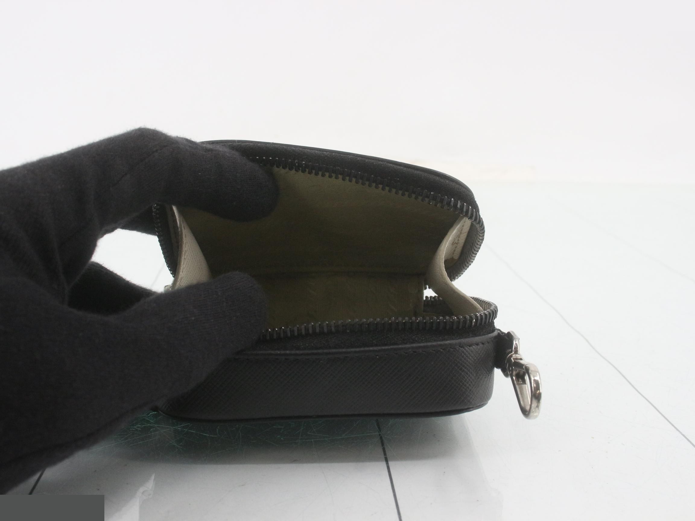 Saffiano Triangle Plate Pouch — view 4