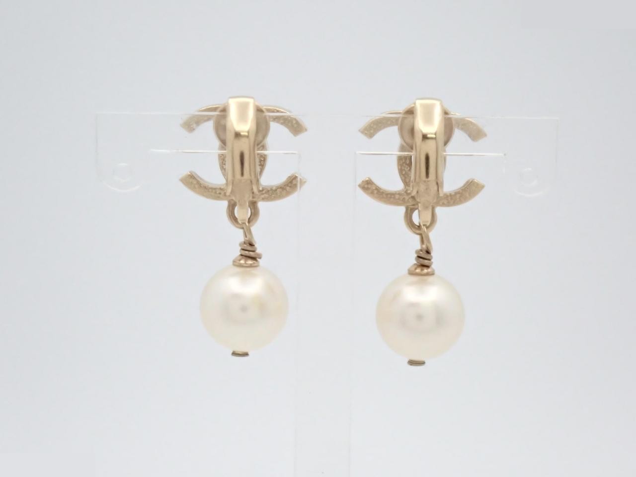Earrings, Coco Mark design, gold, pearl — view 2