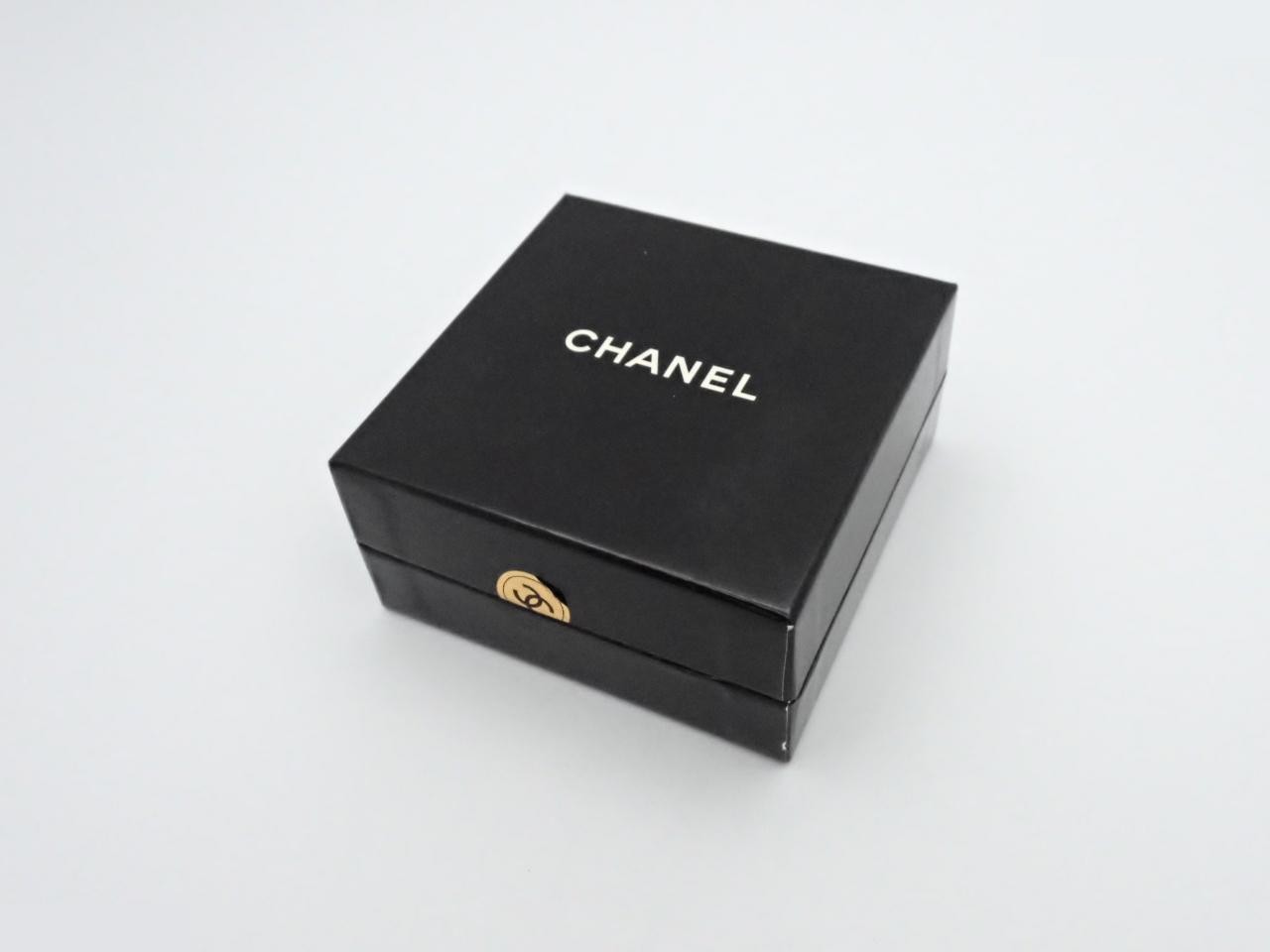 Comes with box. Necklace/pendant with approximately 75cm chain. — view 4