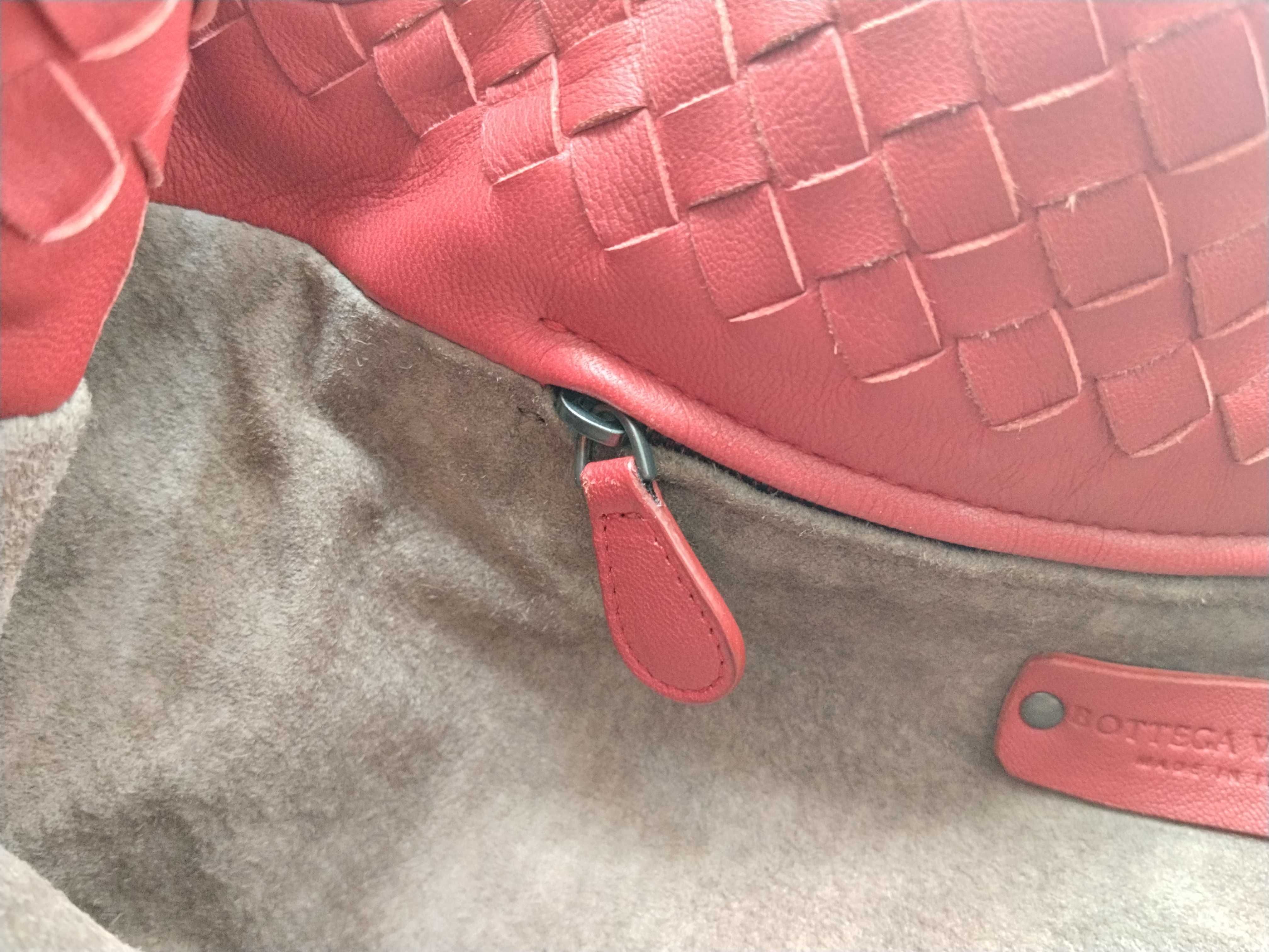 Intrecciato Small Garda Bag Red Handbag — view 11