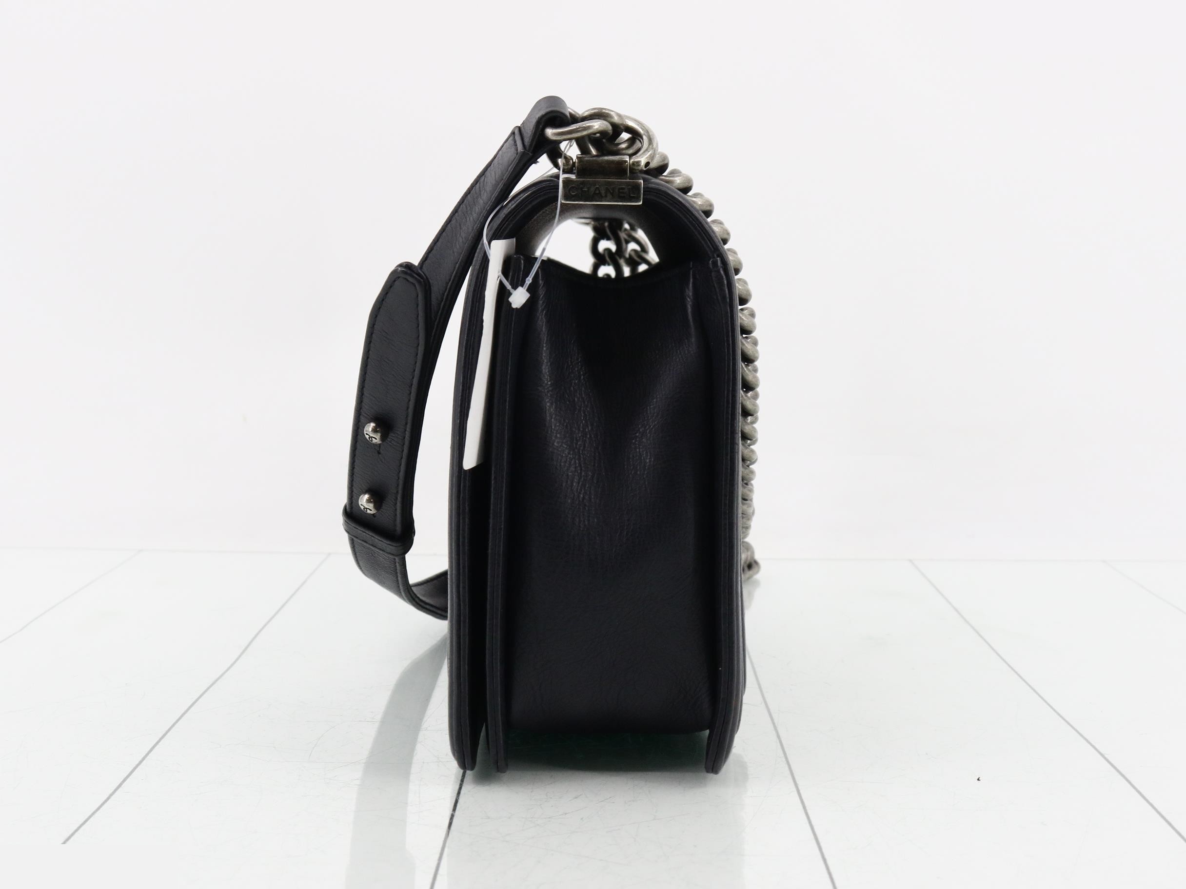 BOY CHANEL Calfskin Navy — view 3